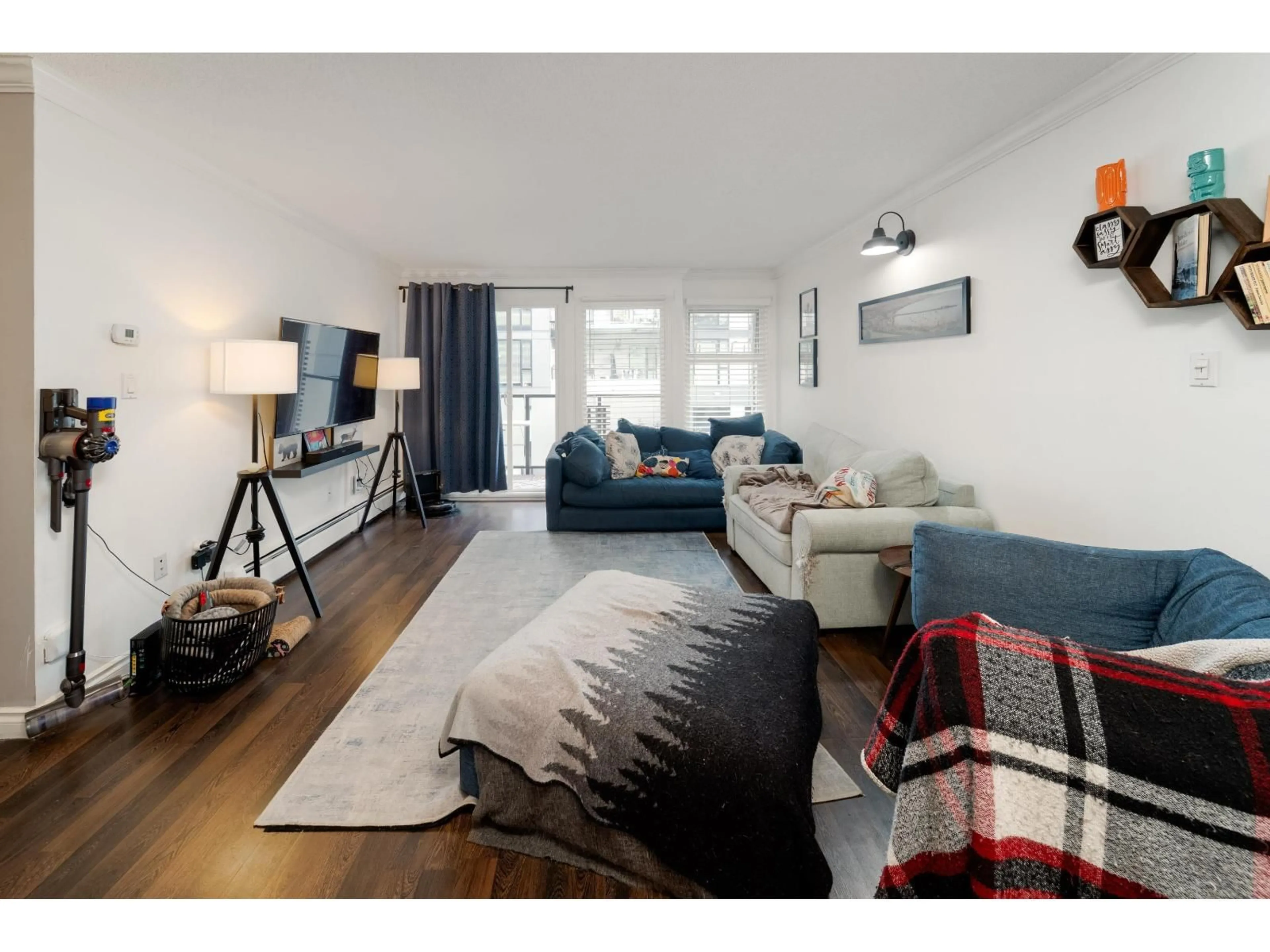 Living room with furniture, wood/laminate floor for 206 - 1850 SOUTHMERE EAST, Surrey British Columbia V4A6Y6