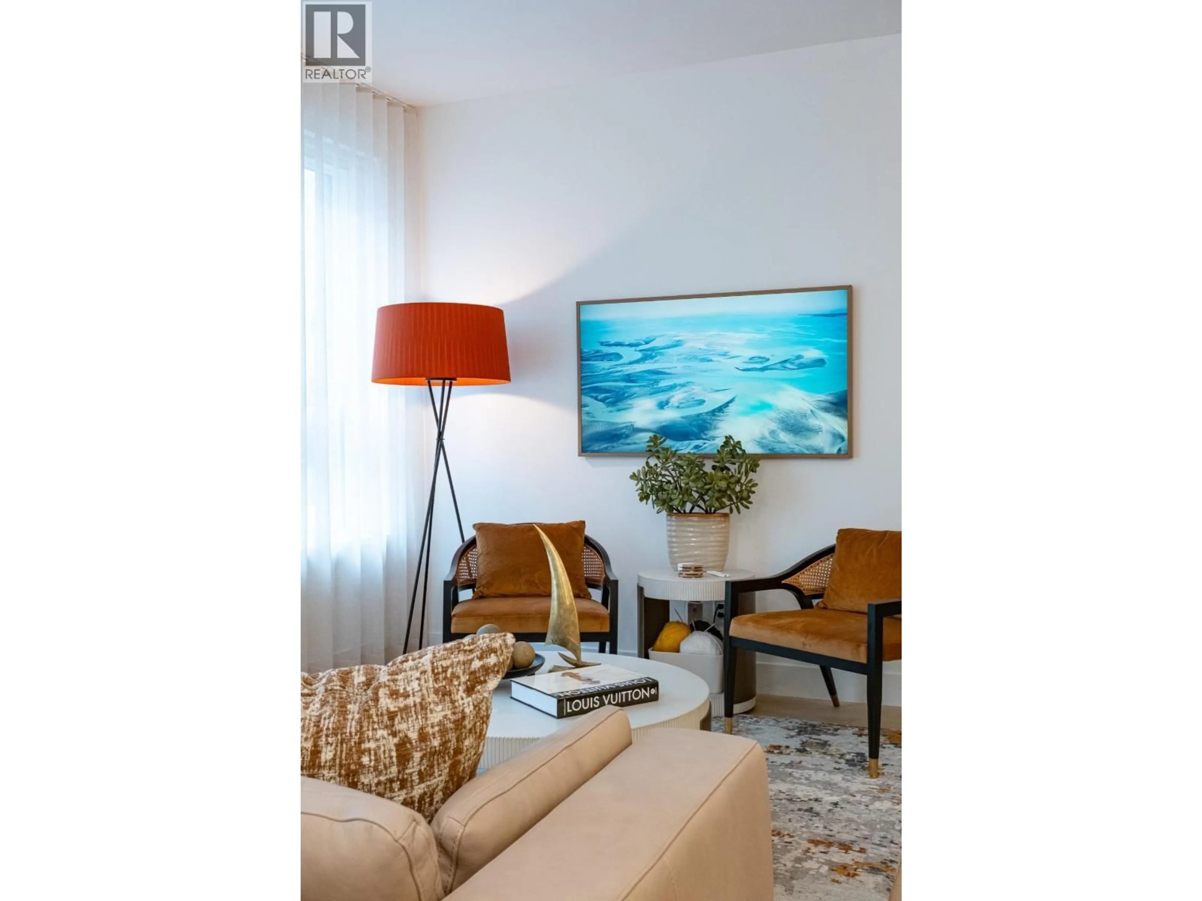 Living room with furniture, wood/laminate floor for TH4 - 423 6TH STREET, West Vancouver British Columbia V7T0A1