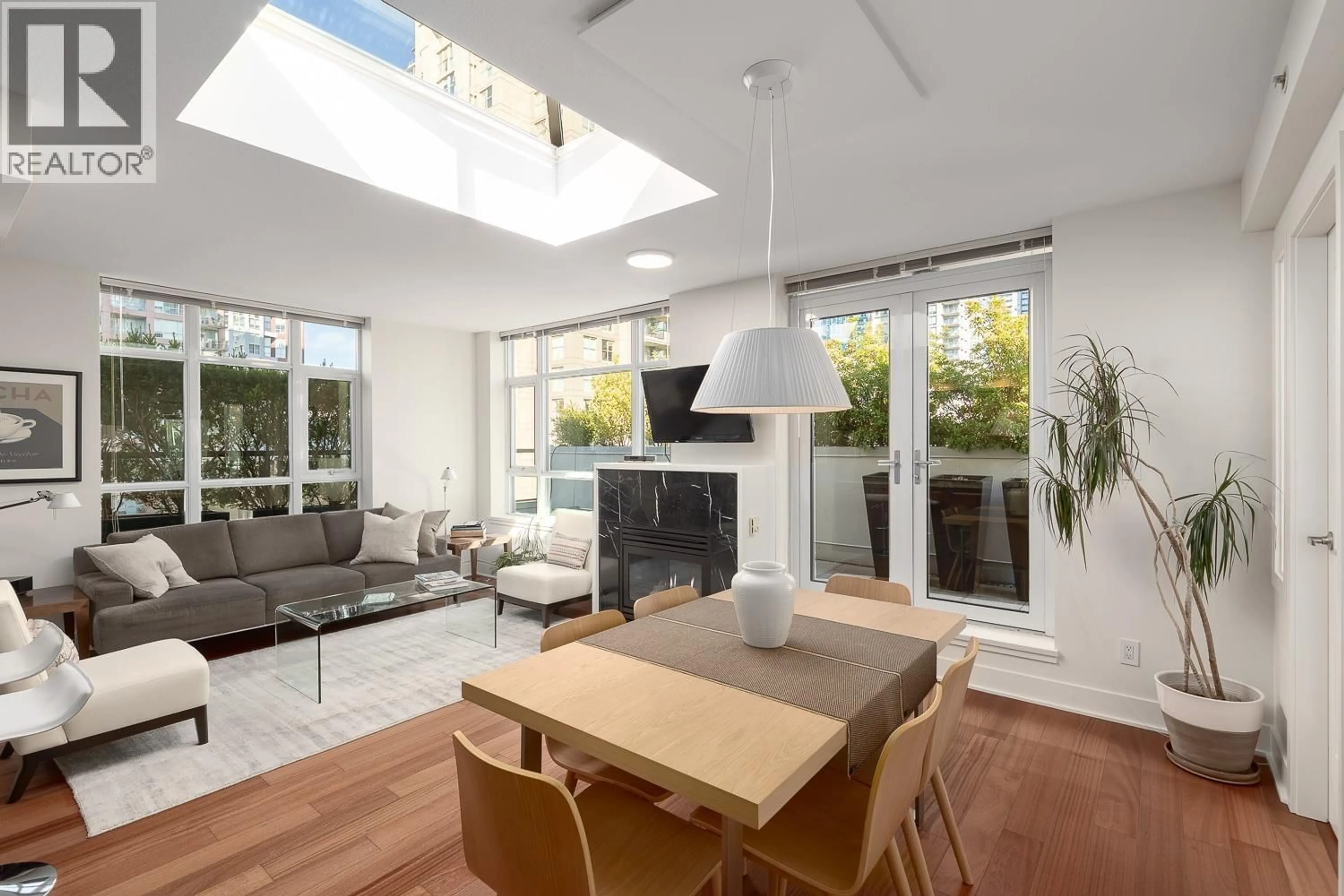 Living room with furniture, unknown for PH803 - 988 RICHARDS STREET, Vancouver British Columbia V6B8R2