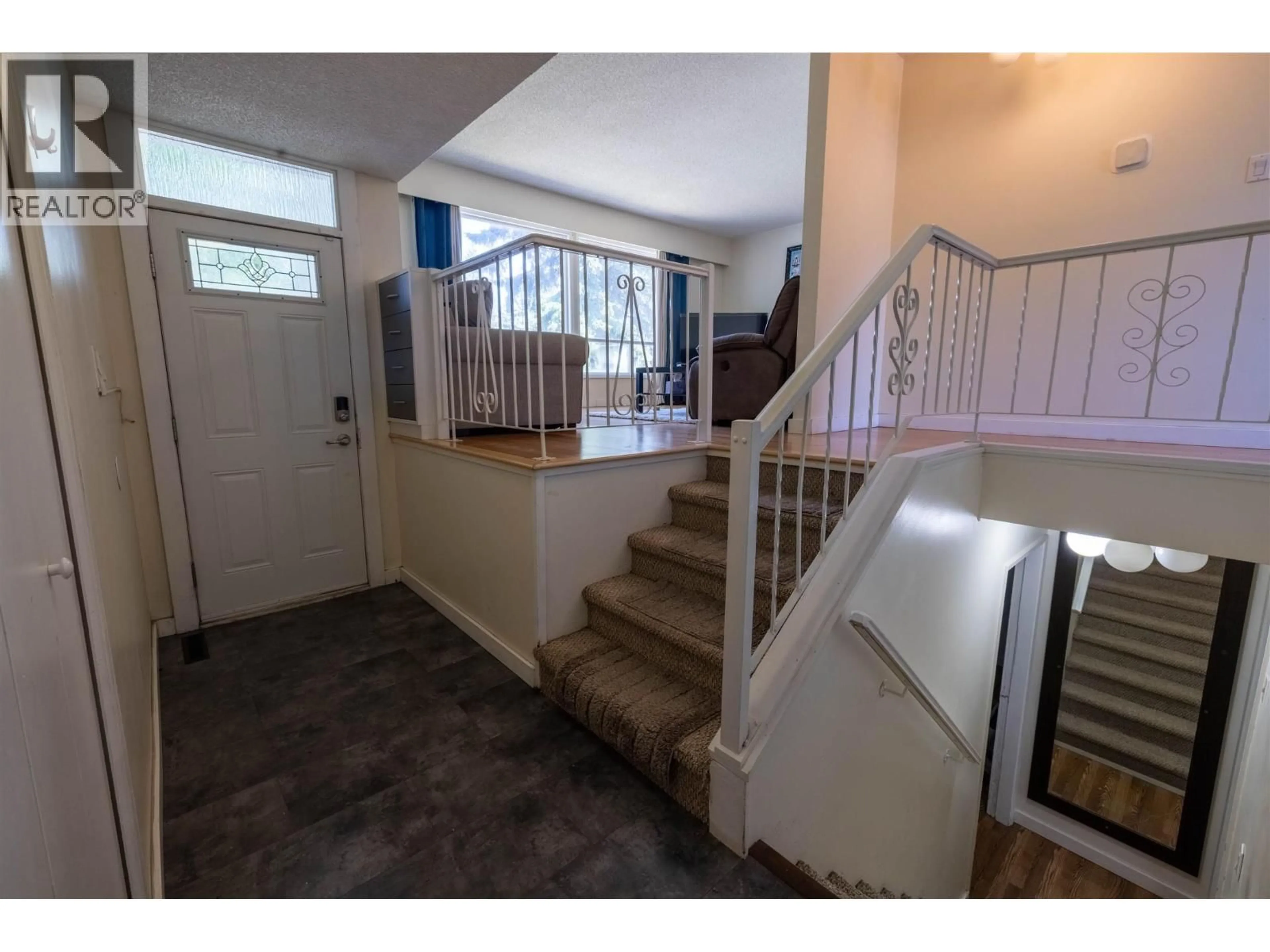Indoor foyer for 2955 WESTWOOD DRIVE, Prince George British Columbia V2N1R7