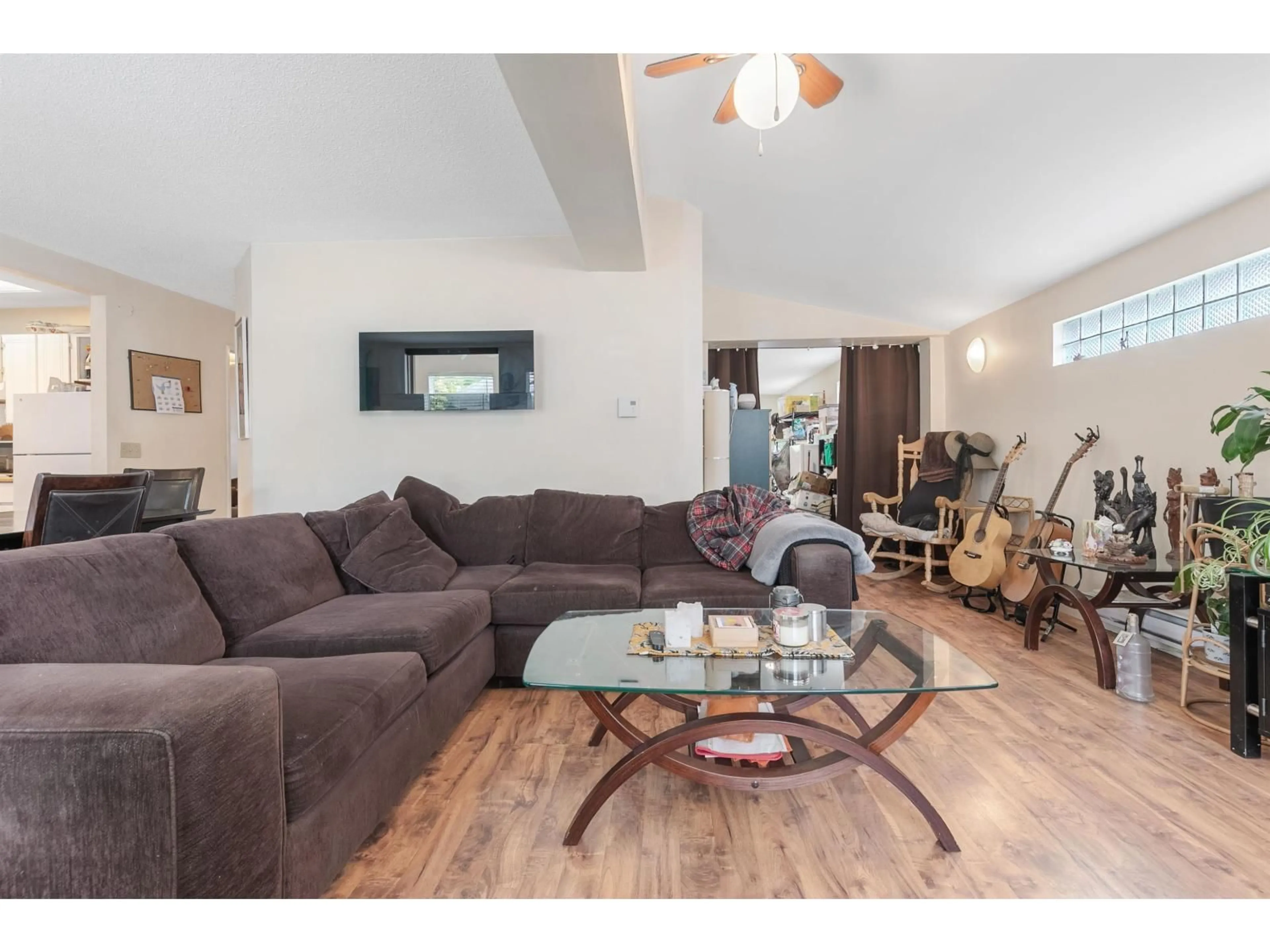 Living room with furniture, wood/laminate floor for 11253 GLENBROOK, Delta British Columbia V4C7N5