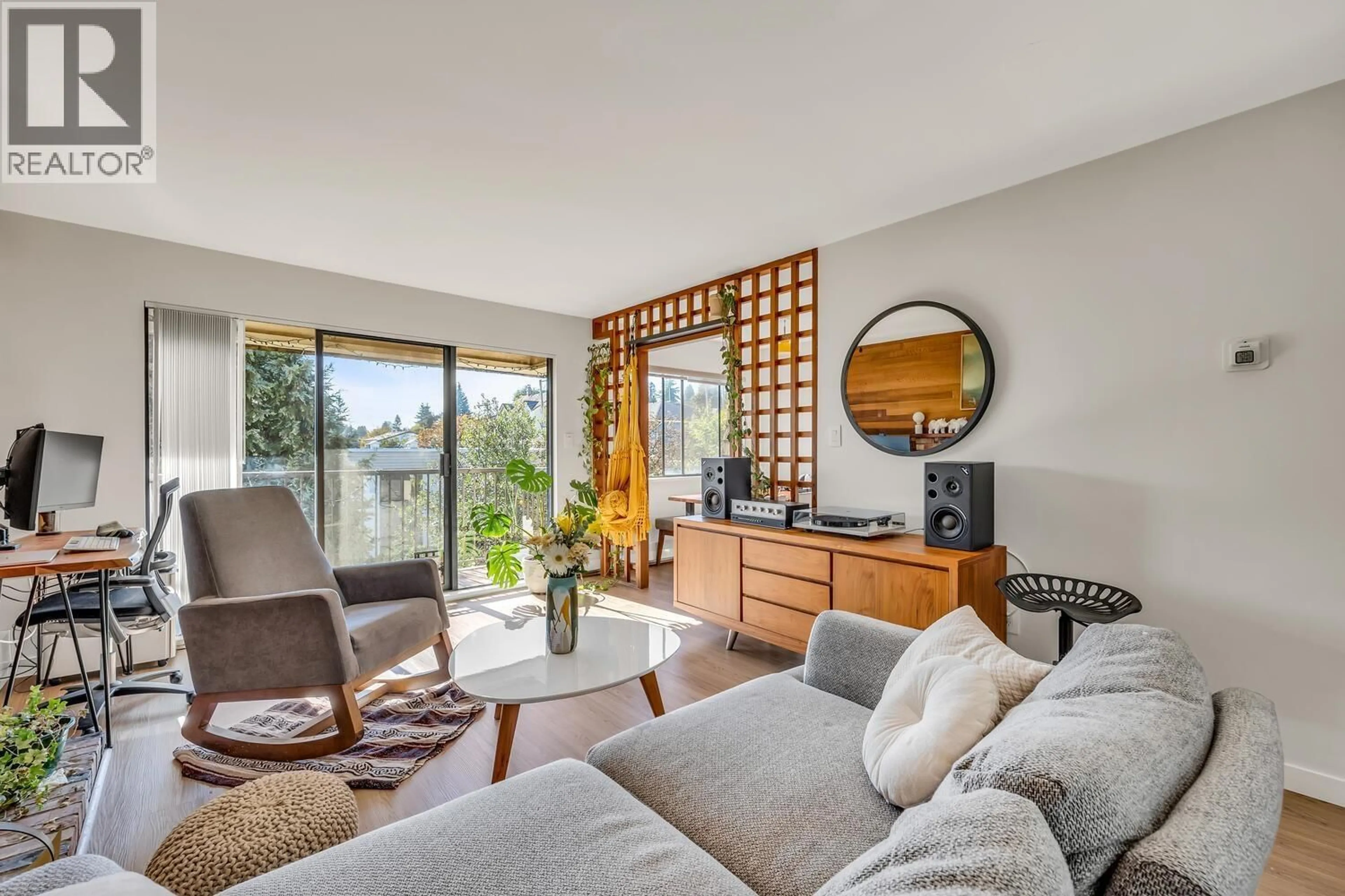 Living room with furniture, unknown for 504 - 466 EIGHTH AVENUE, New Westminster British Columbia V3L4L2
