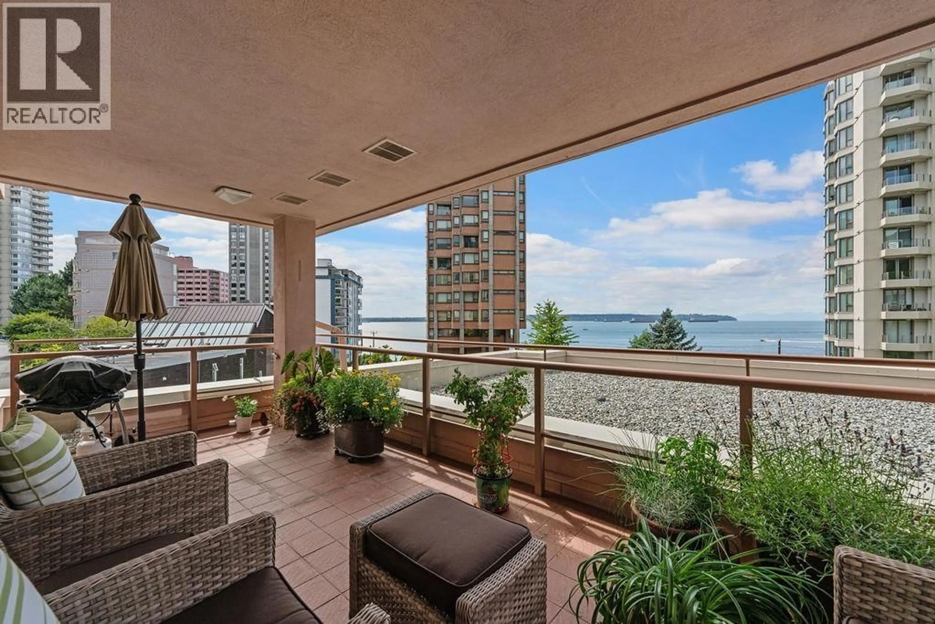 Patio, water/lake/river/ocean view for 402 - 2271 BELLEVUE AVENUE, West Vancouver British Columbia V7V4X1
