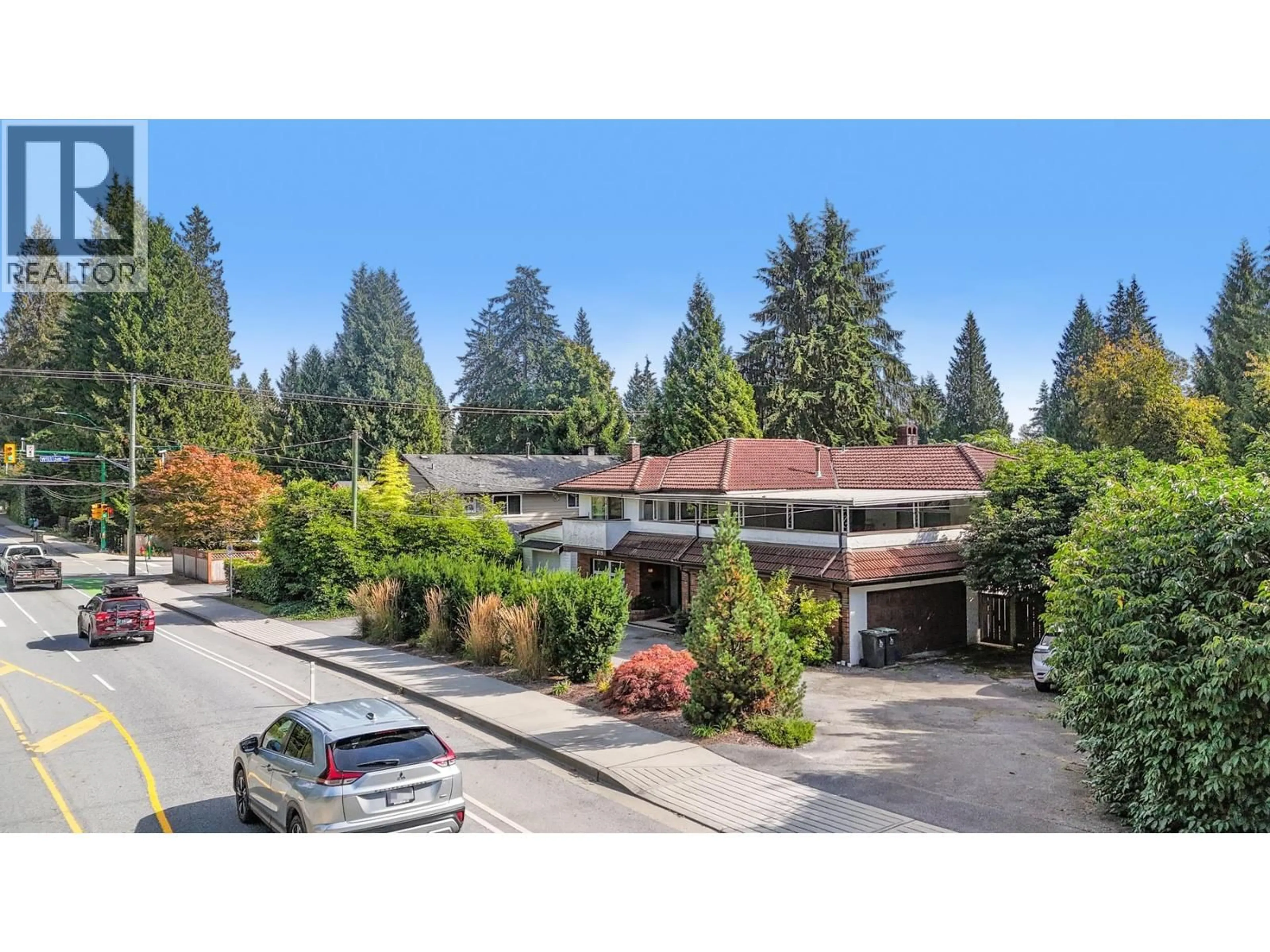 A pic from outside/outdoor area/front of a property/back of a property/a pic from drone, street for 815 29TH STREET, North Vancouver British Columbia V7K1B6