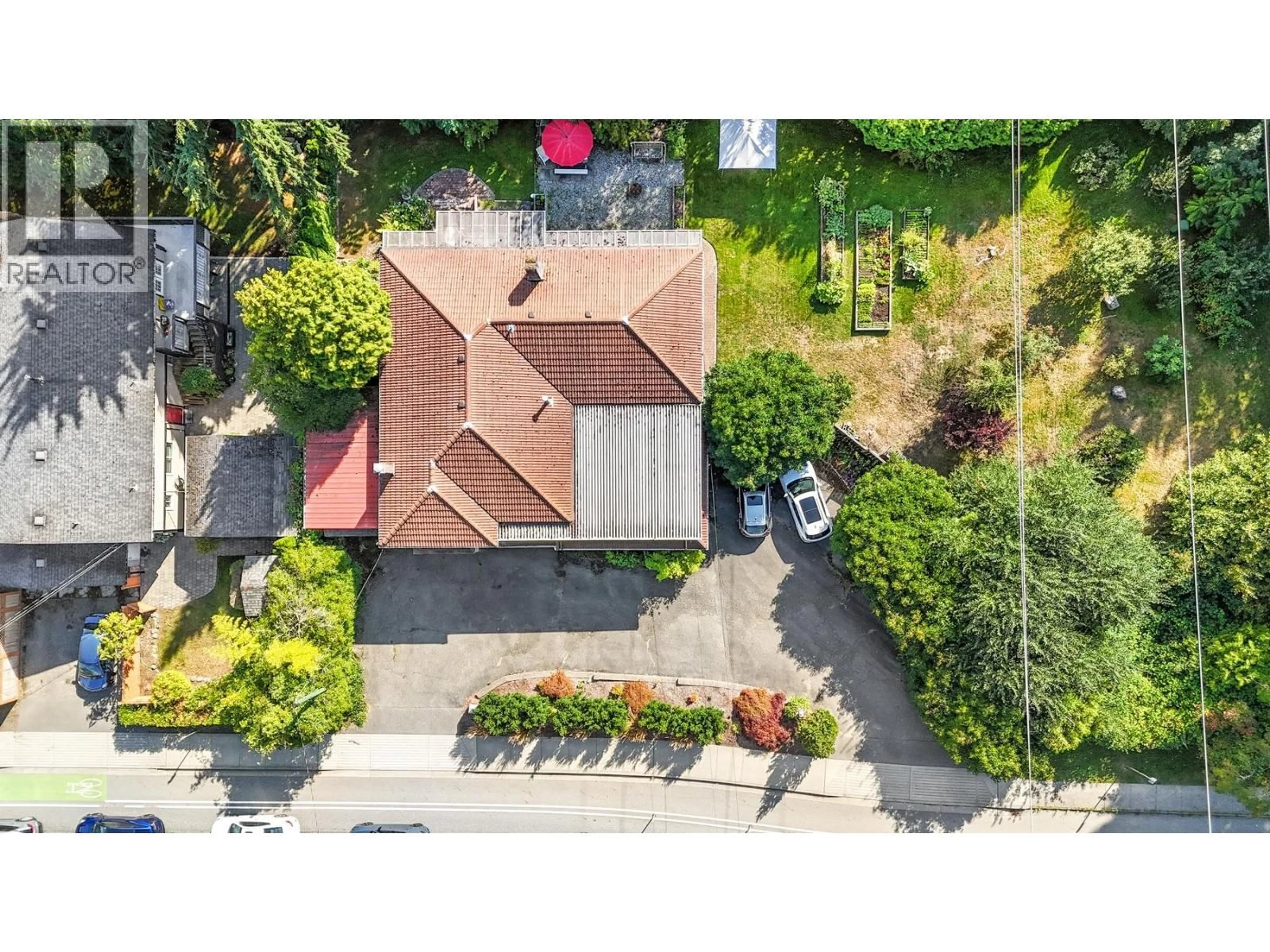 A pic from outside/outdoor area/front of a property/back of a property/a pic from drone, street for 815 29TH STREET, North Vancouver British Columbia V7K1B6