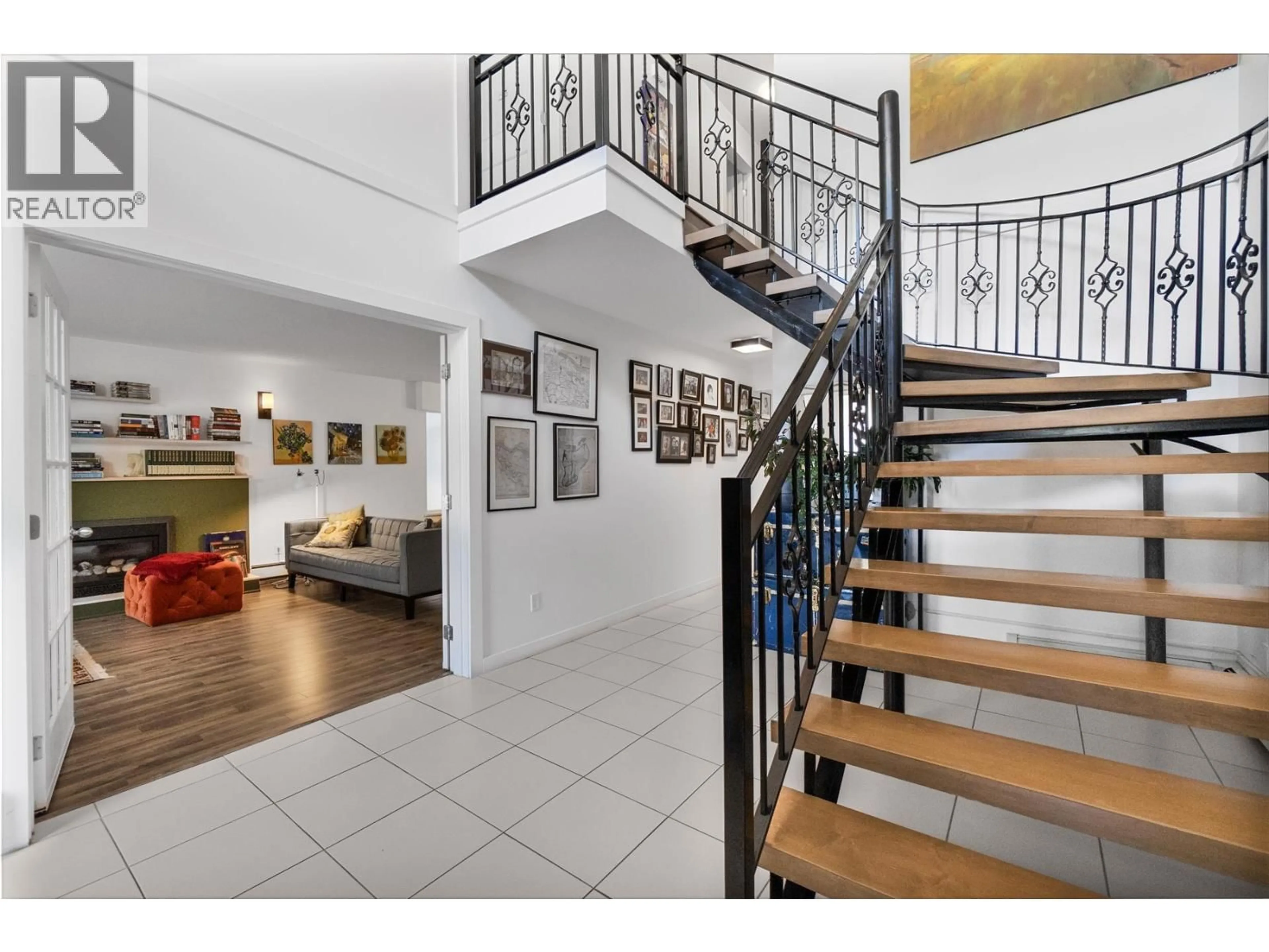 Indoor foyer for 815 29TH STREET, North Vancouver British Columbia V7K1B6