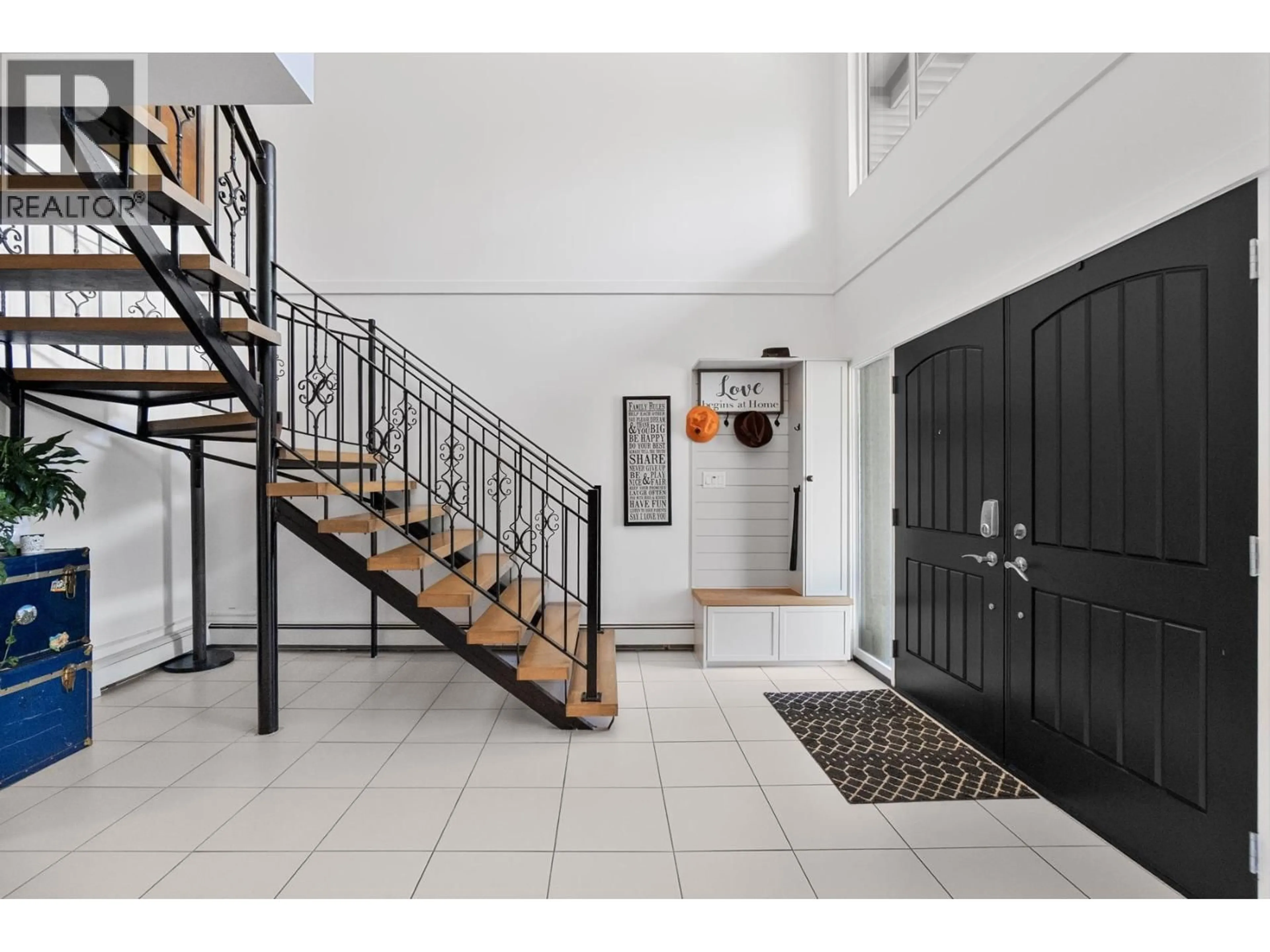 Indoor foyer for 815 29TH STREET, North Vancouver British Columbia V7K1B6