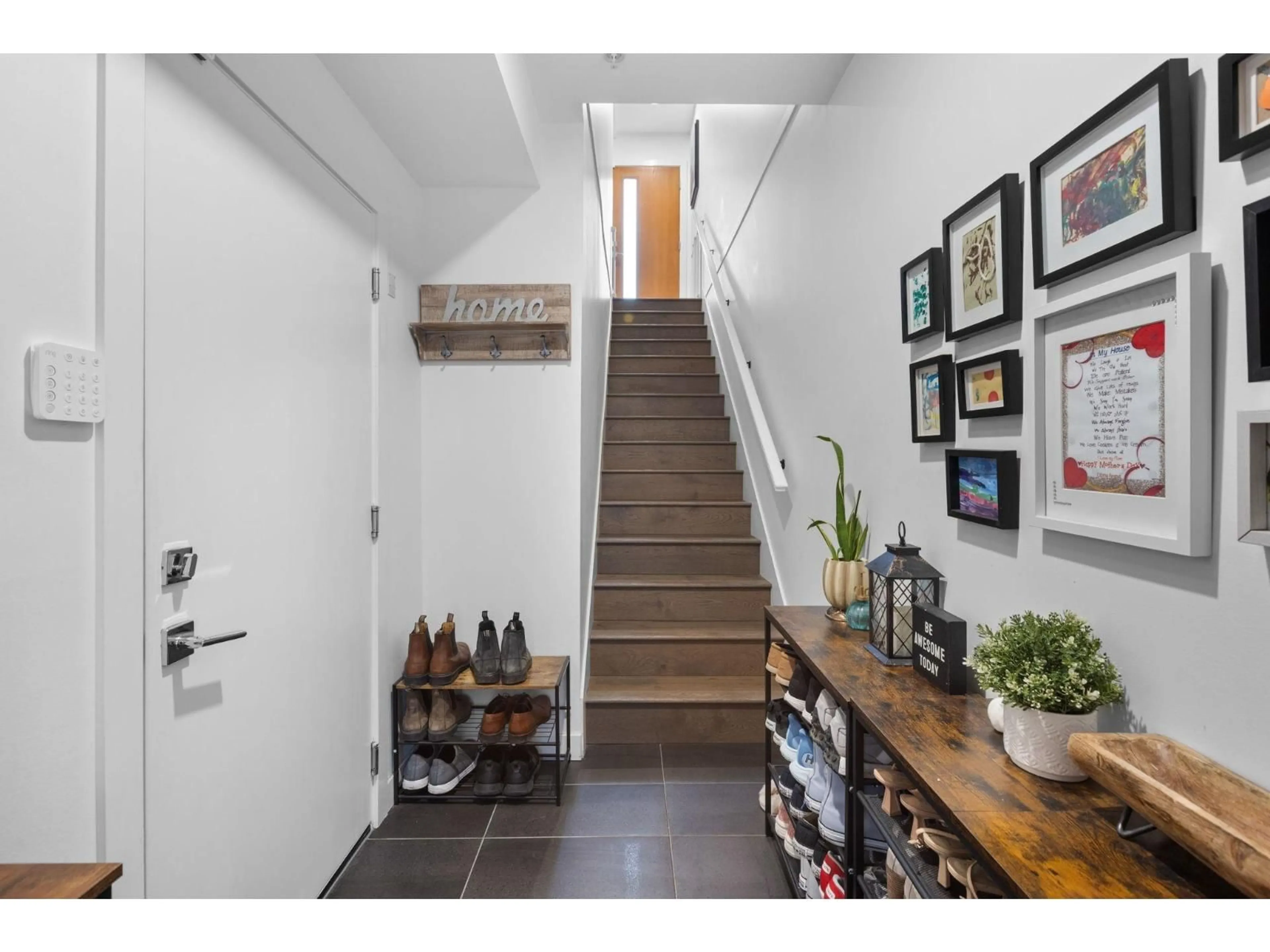 Indoor entryway for 18 - 19789 55, Langley British Columbia V3A0K5