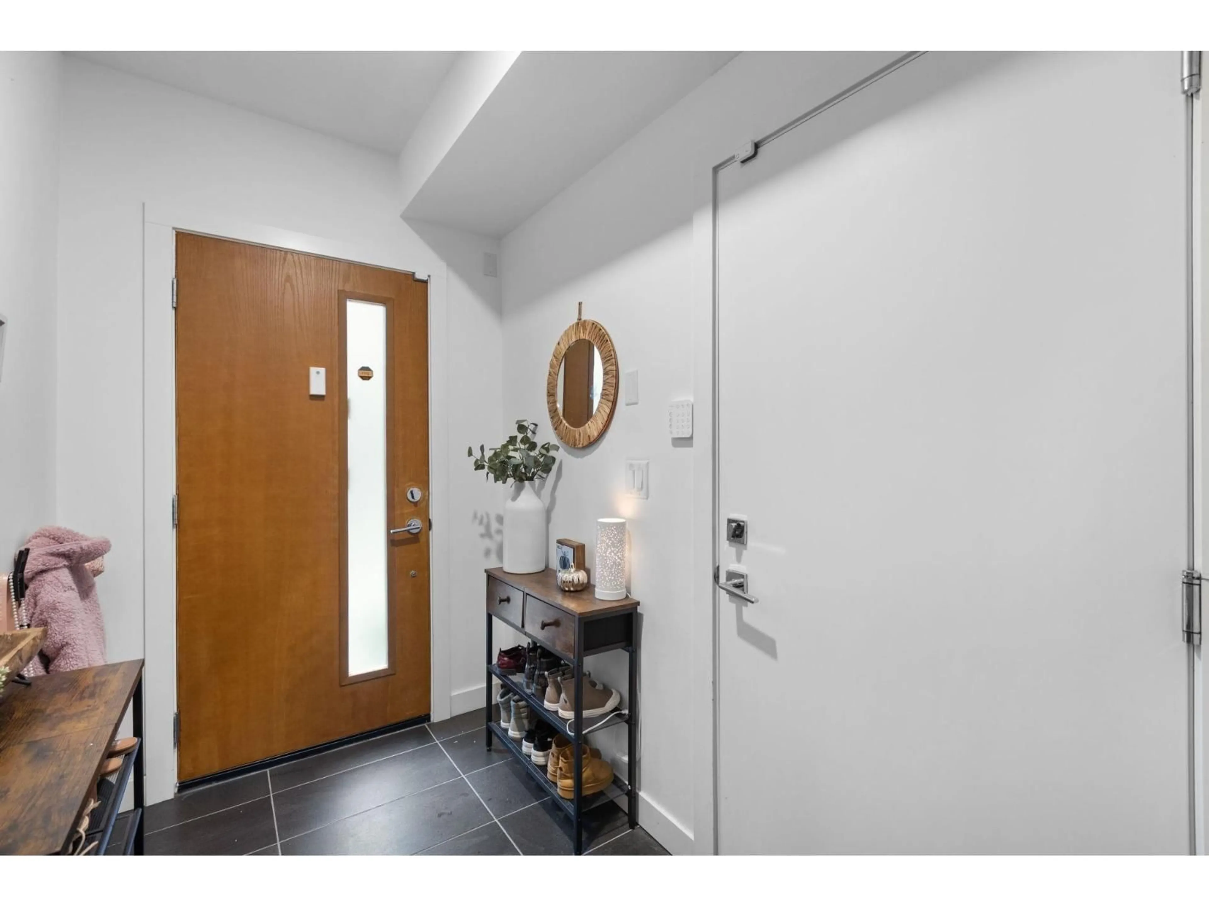 Indoor entryway for 18 - 19789 55, Langley British Columbia V3A0K5