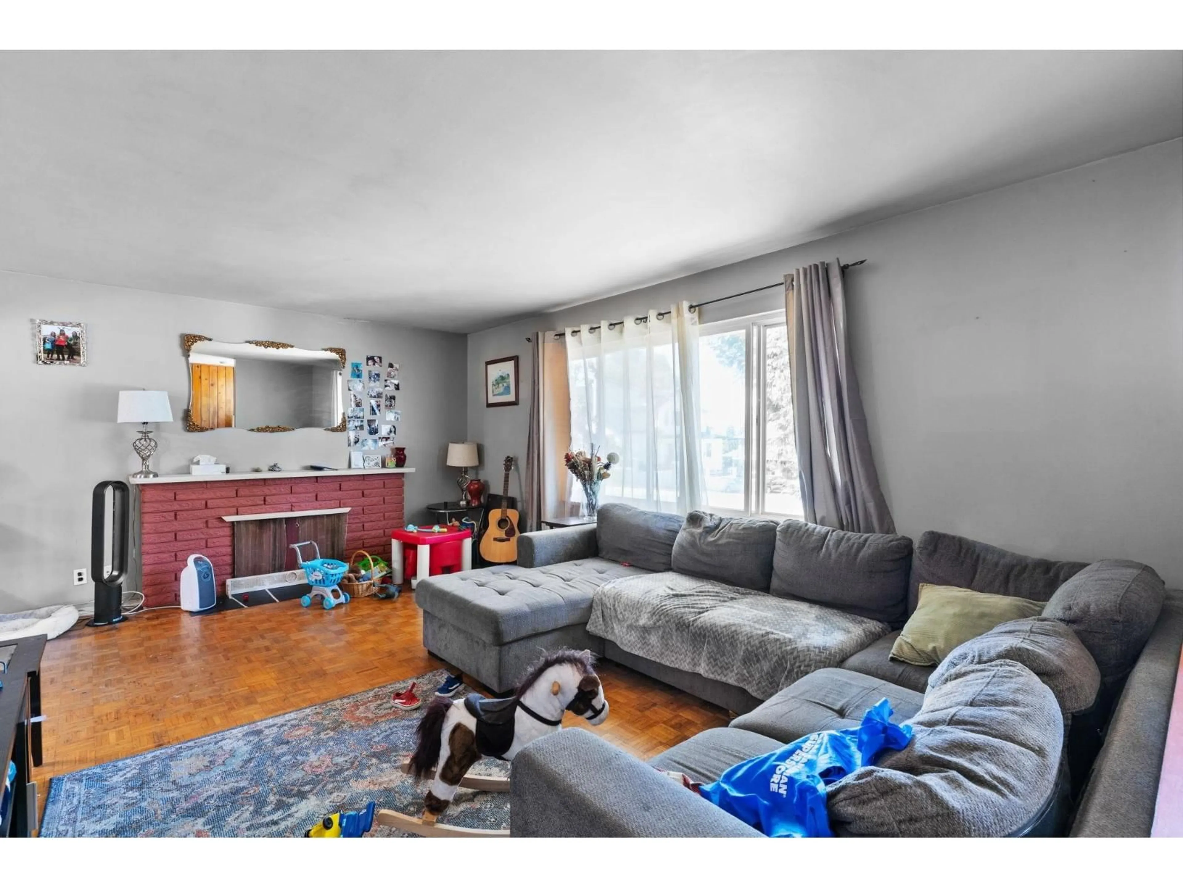 Living room with furniture, unknown for 12476 99, Surrey British Columbia V3V2P3