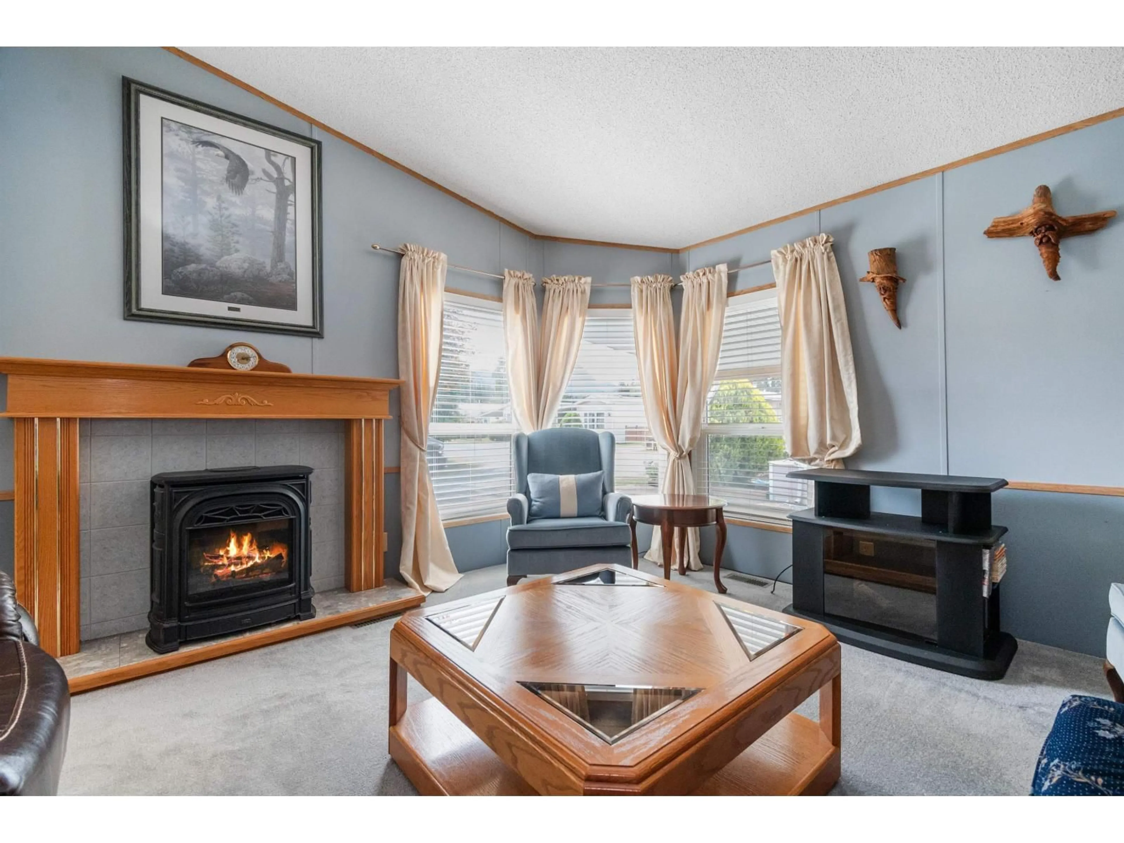 Living room with furniture, wood/laminate floor for 76 - 6035 VEDDER ROAD, Chilliwack British Columbia V2R6K3