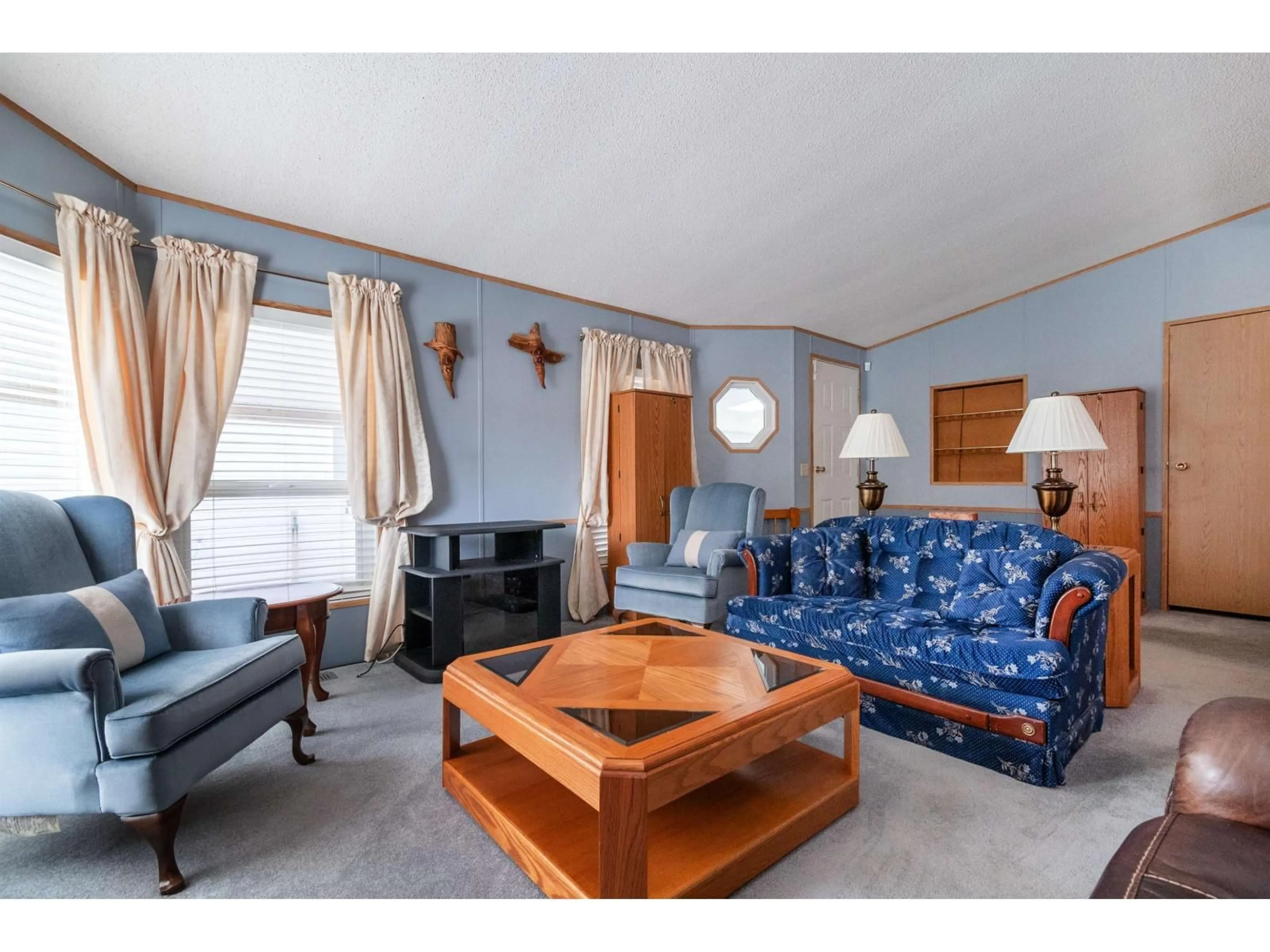 Living room with furniture, wood/laminate floor for 76 - 6035 VEDDER ROAD, Chilliwack British Columbia V2R6K3