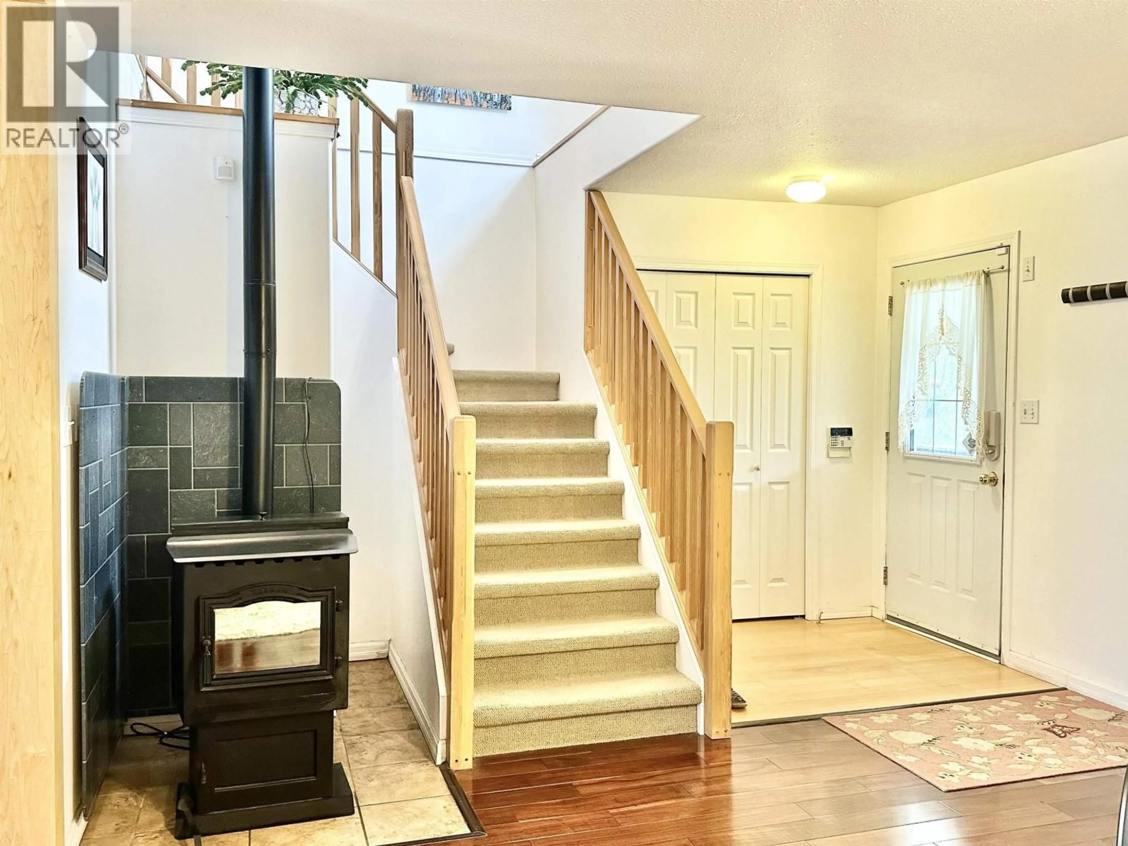 Indoor entryway for 205 DOGWOOD STREET, Valemount British Columbia V0E2Z0