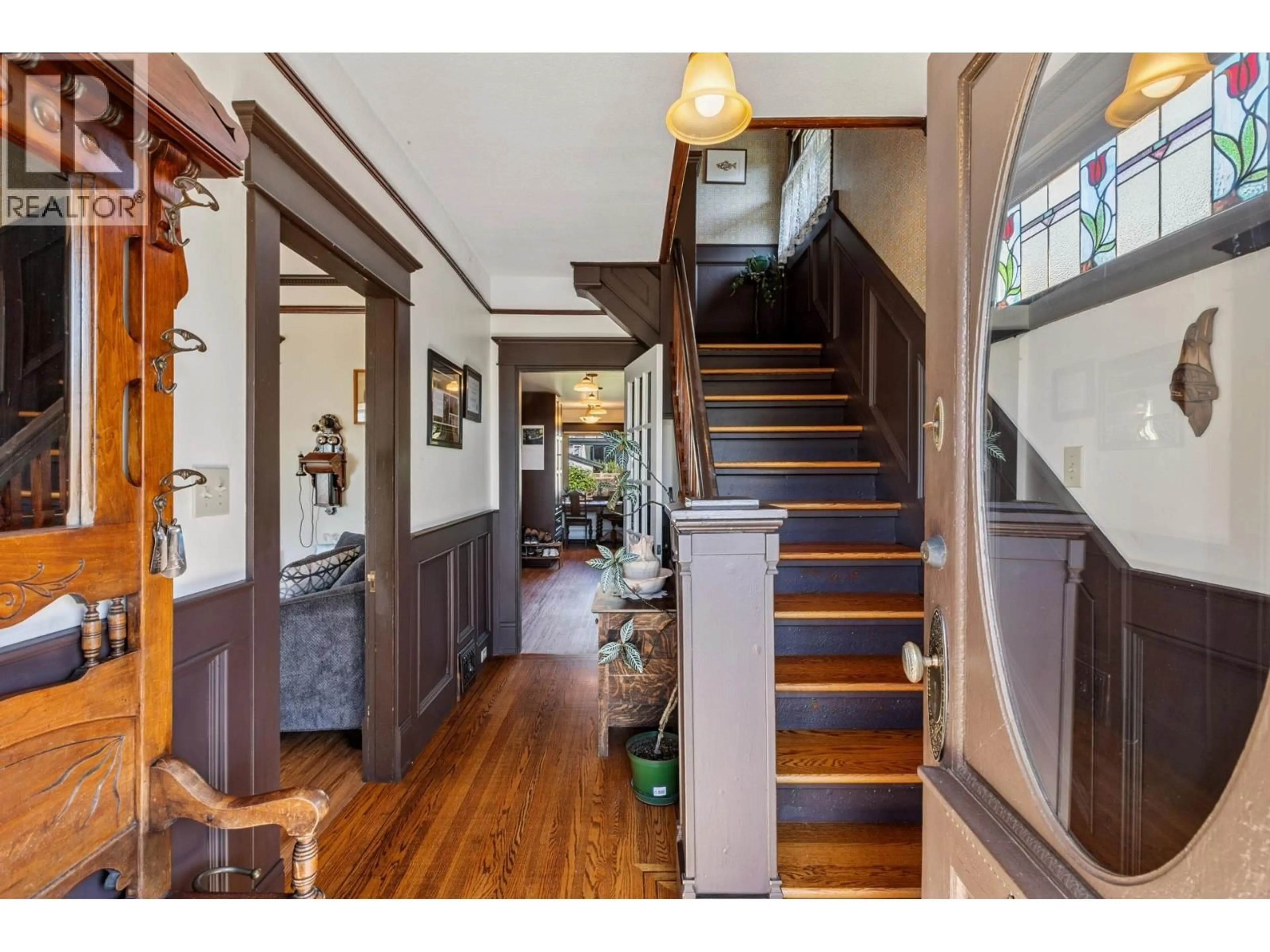 Indoor entryway for 234 WINDSOR ROAD, North Vancouver British Columbia V7N2N1