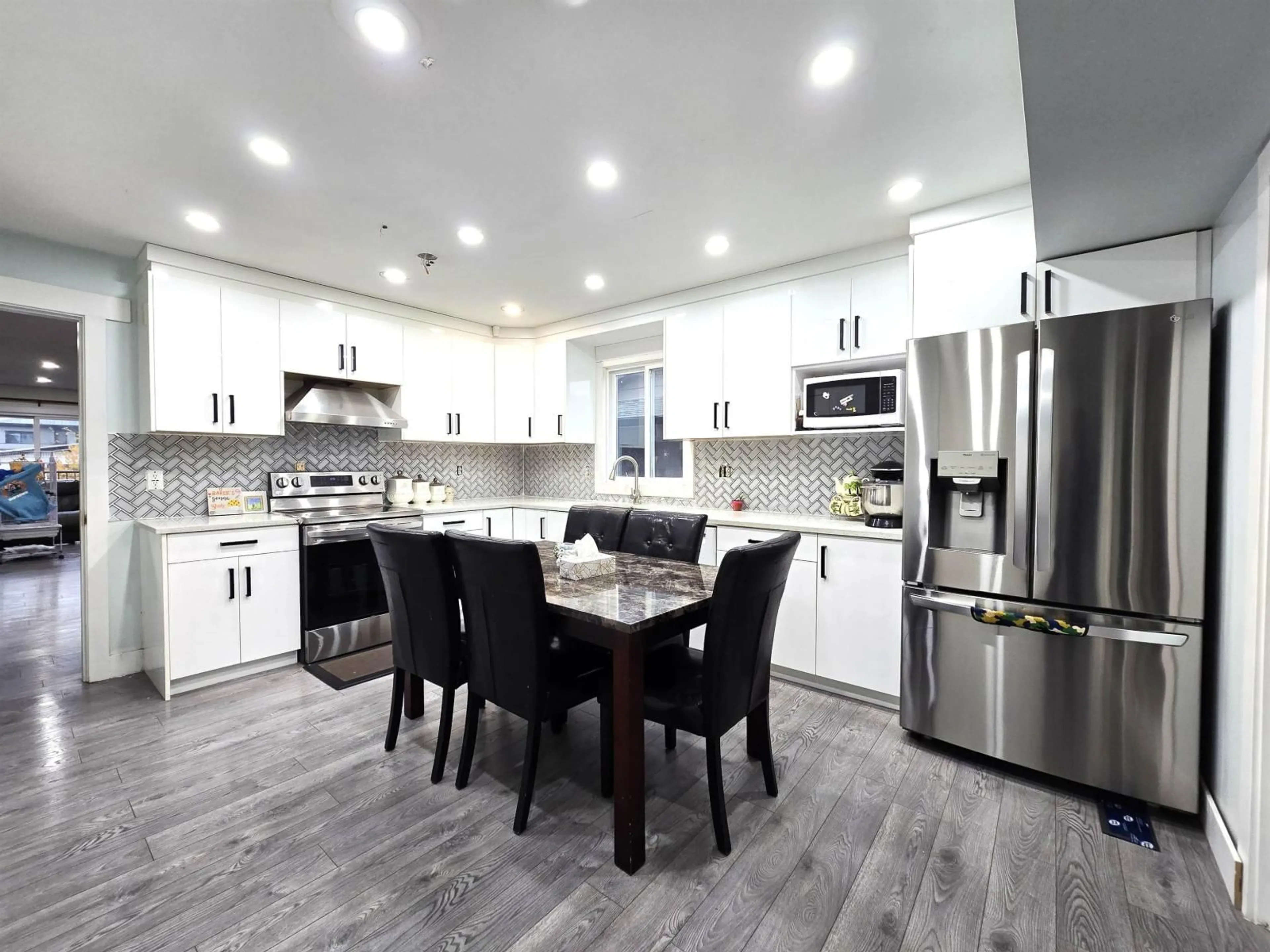Open concept kitchen, unknown for 32362 ADAIR, Abbotsford British Columbia V2T4L5