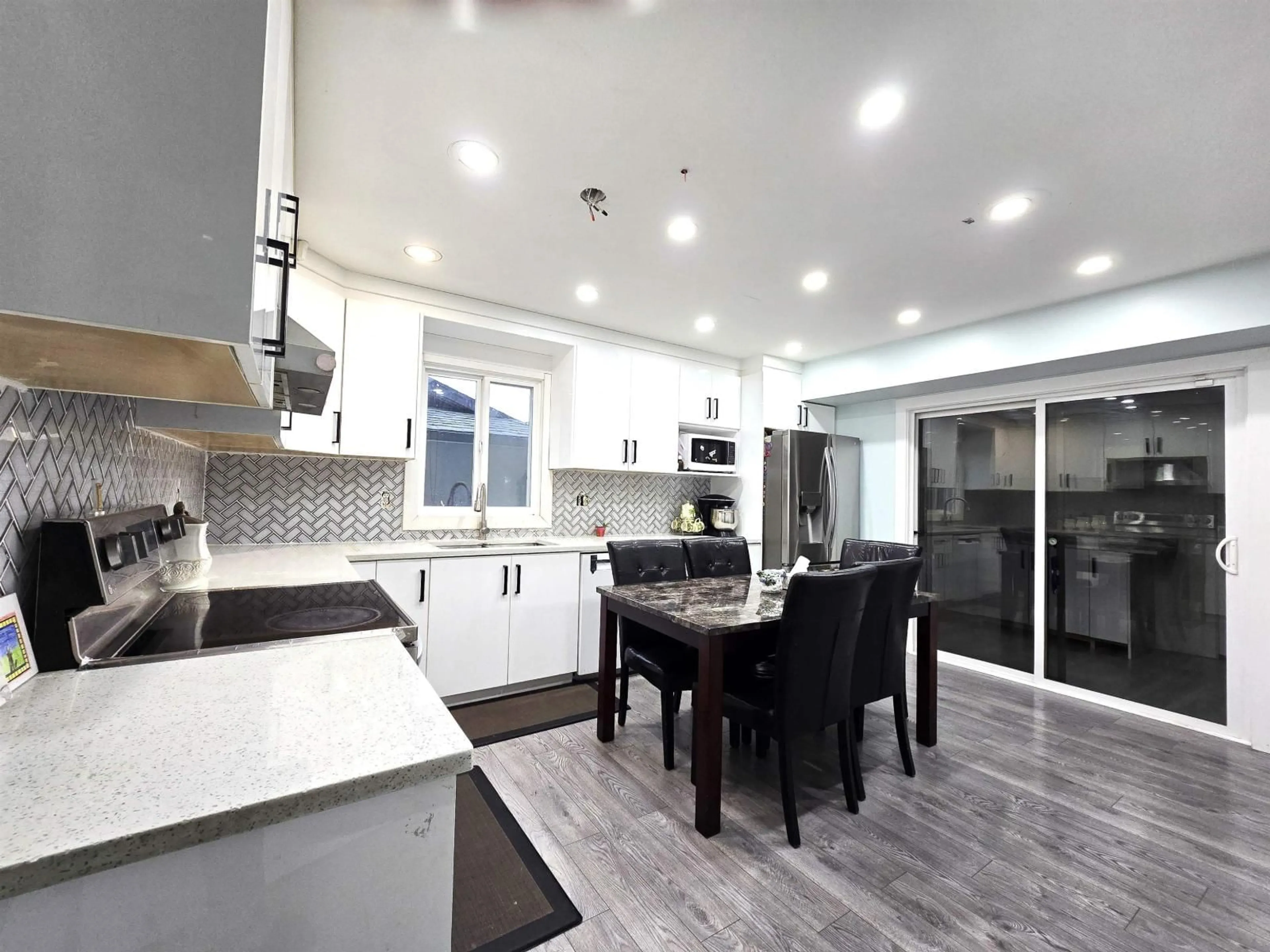 Open concept kitchen, unknown for 32362 ADAIR, Abbotsford British Columbia V2T4L5