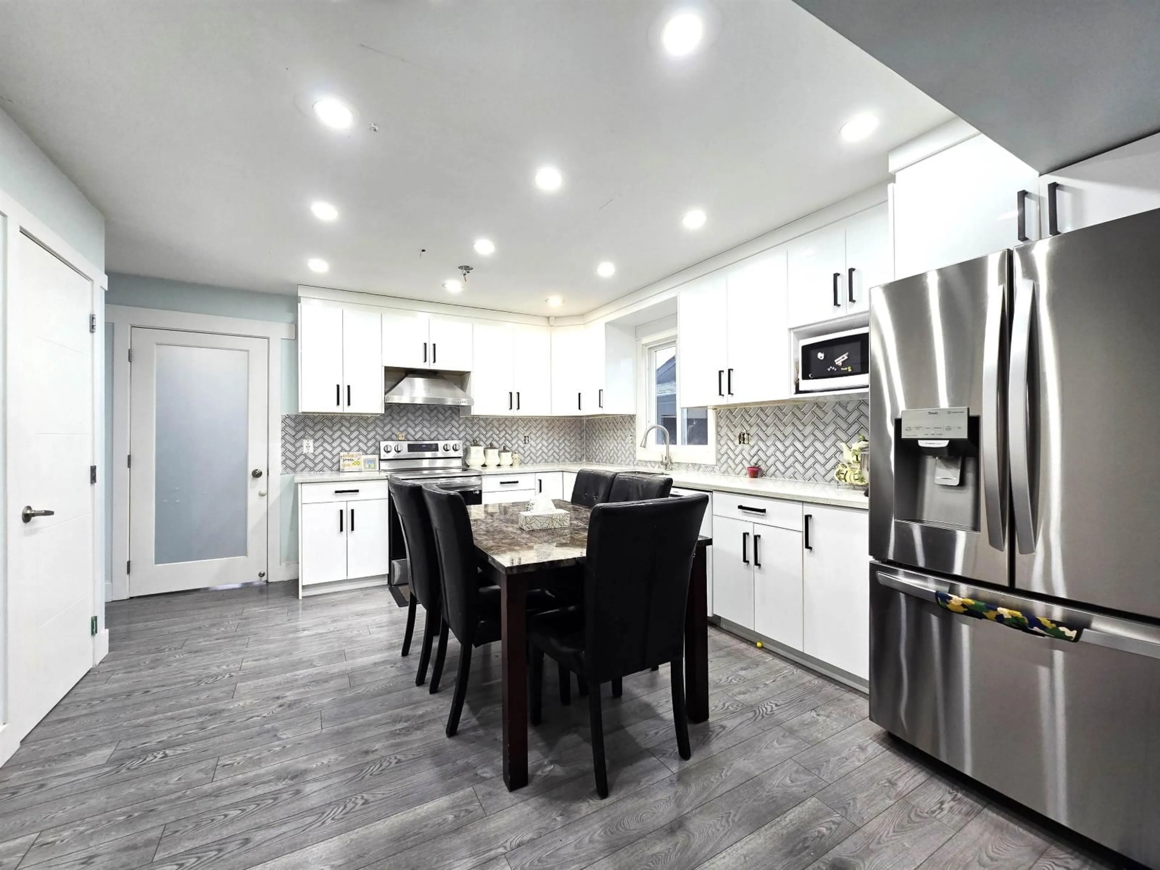 Open concept kitchen, unknown for 32362 ADAIR, Abbotsford British Columbia V2T4L5