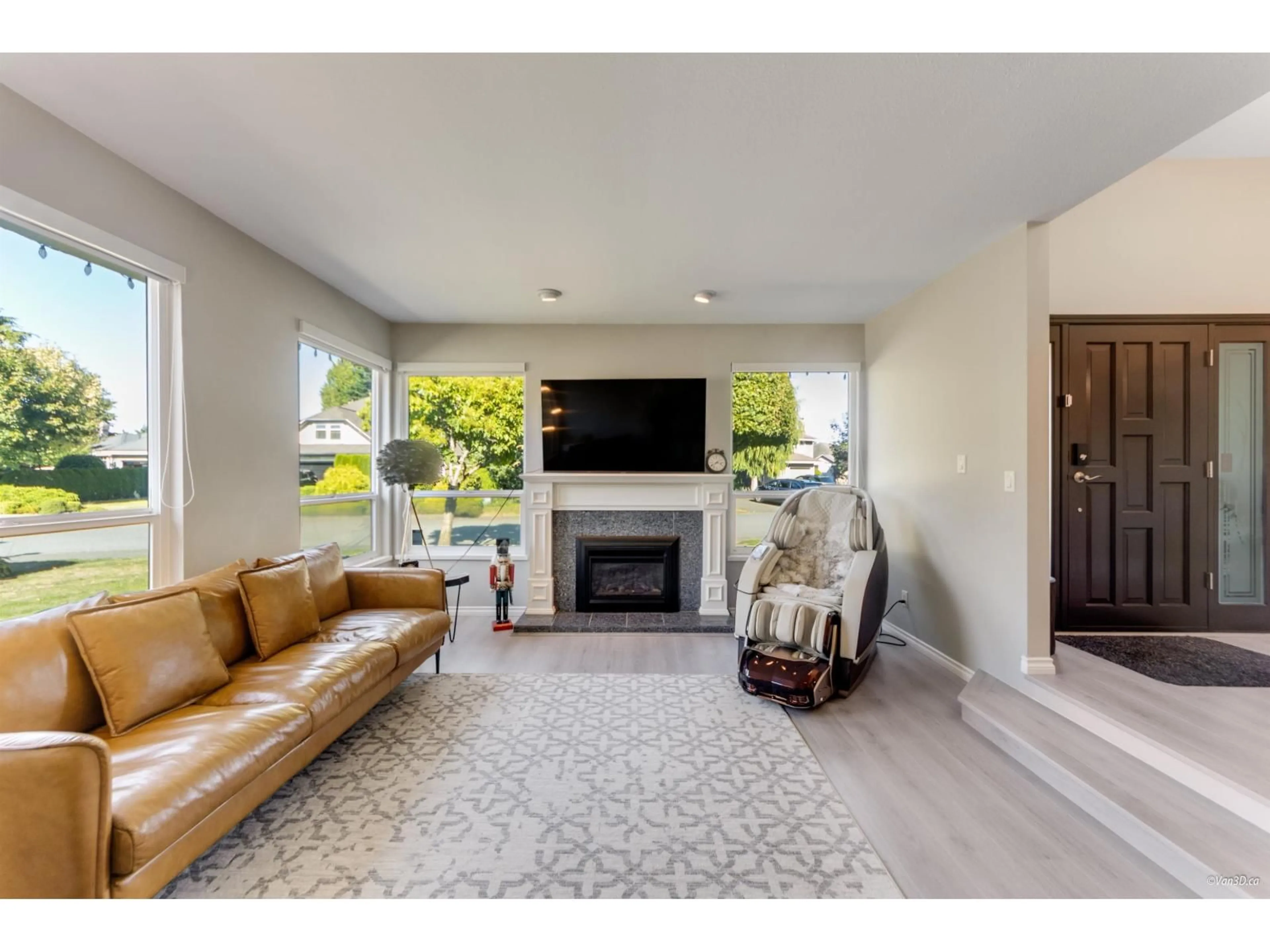 Living room with furniture, unknown for 14854 21, Surrey British Columbia V4A8L6