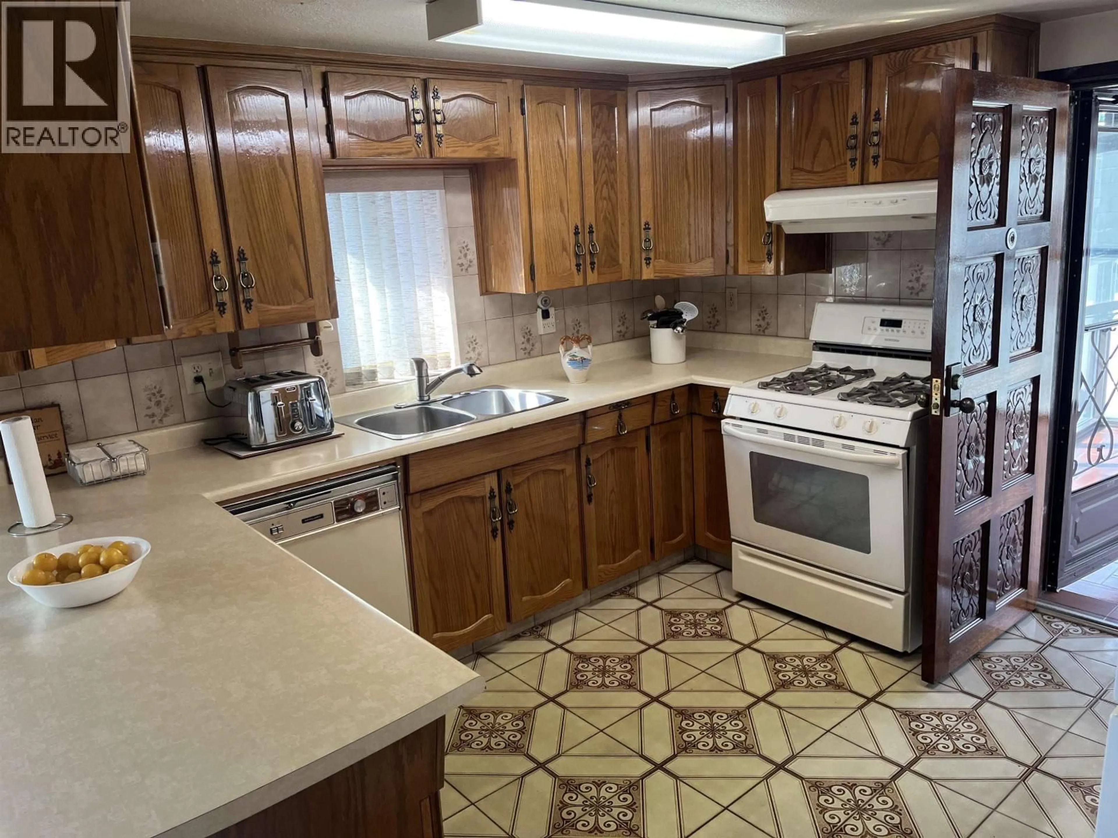 Standard kitchen, ceramic/tile floor for 3961 VENABLES STREET, Burnaby British Columbia V5C2Z3