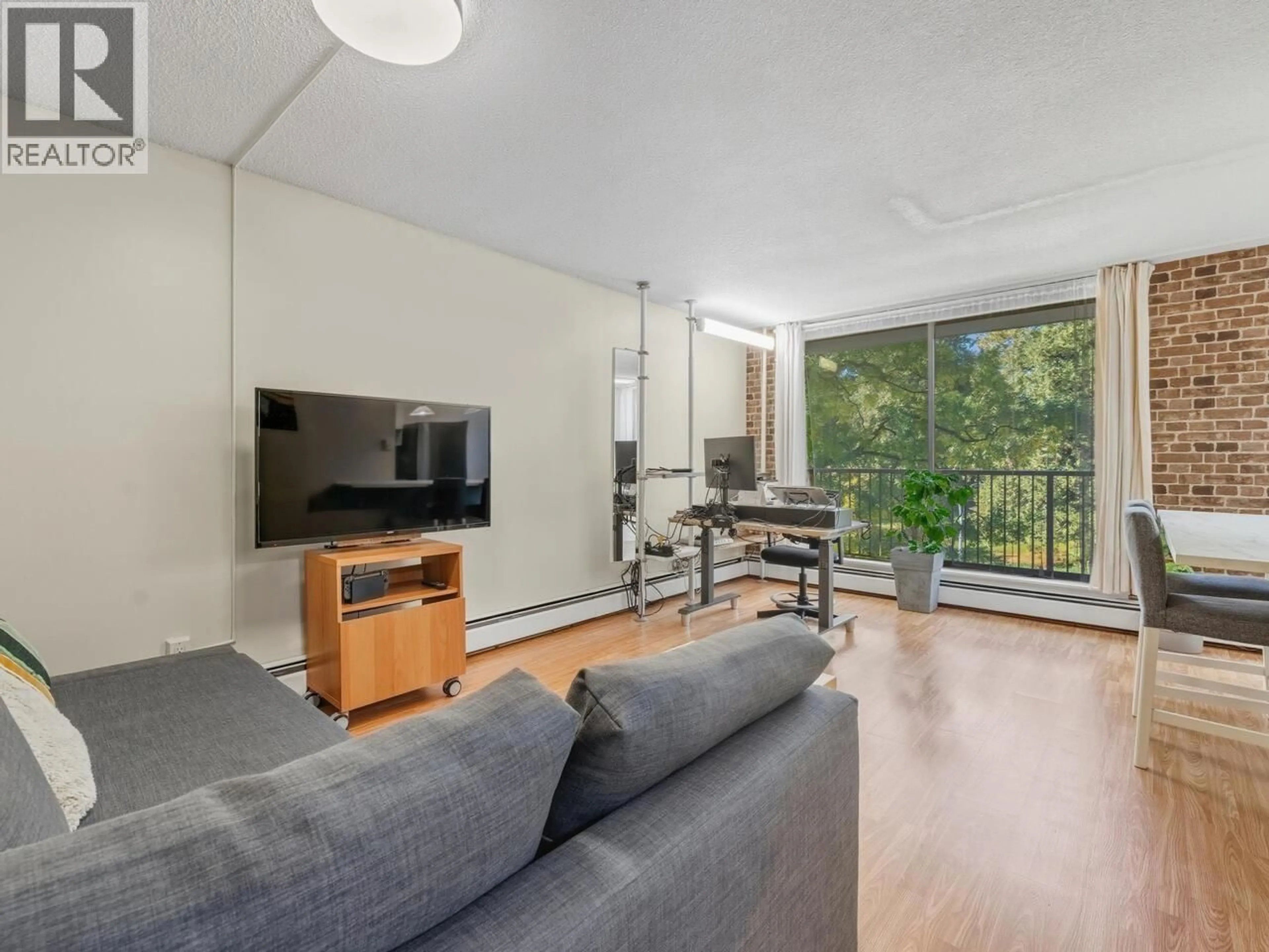 Living room with furniture, wood/laminate floor for 503 - 320 ROYAL AVENUE, New Westminster British Columbia V3L5C6