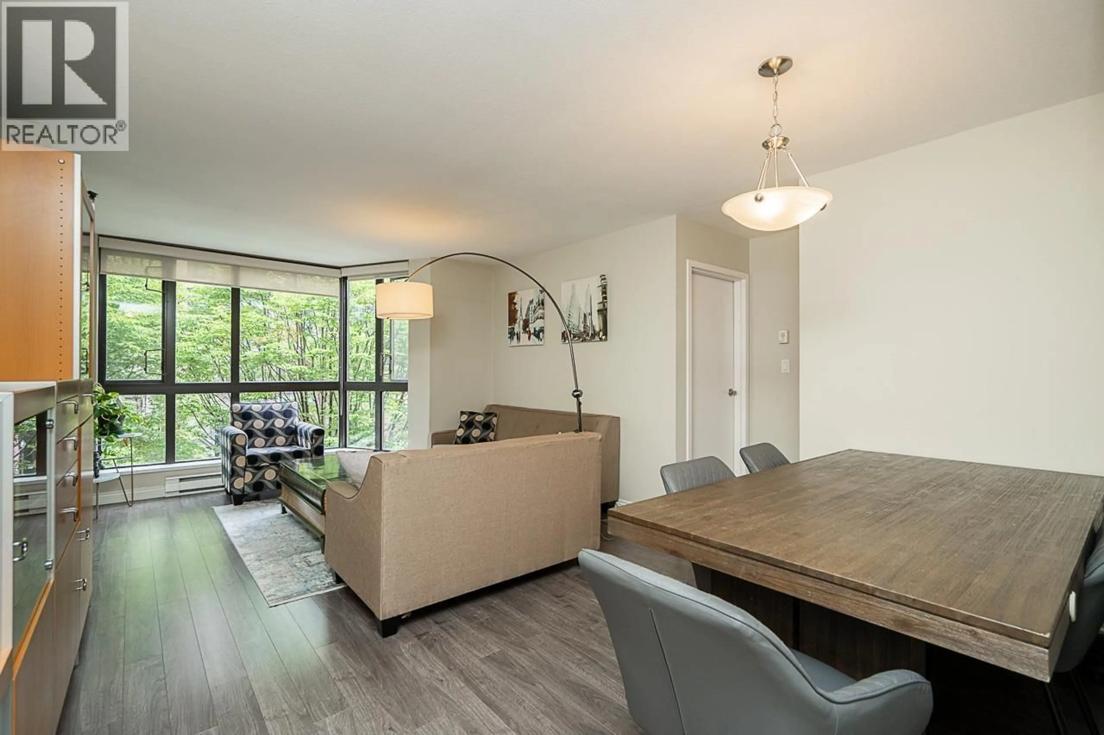 Living room with furniture, wood/laminate floor for 304 - 488 HELMCKEN STREET, Vancouver British Columbia V6B6E4