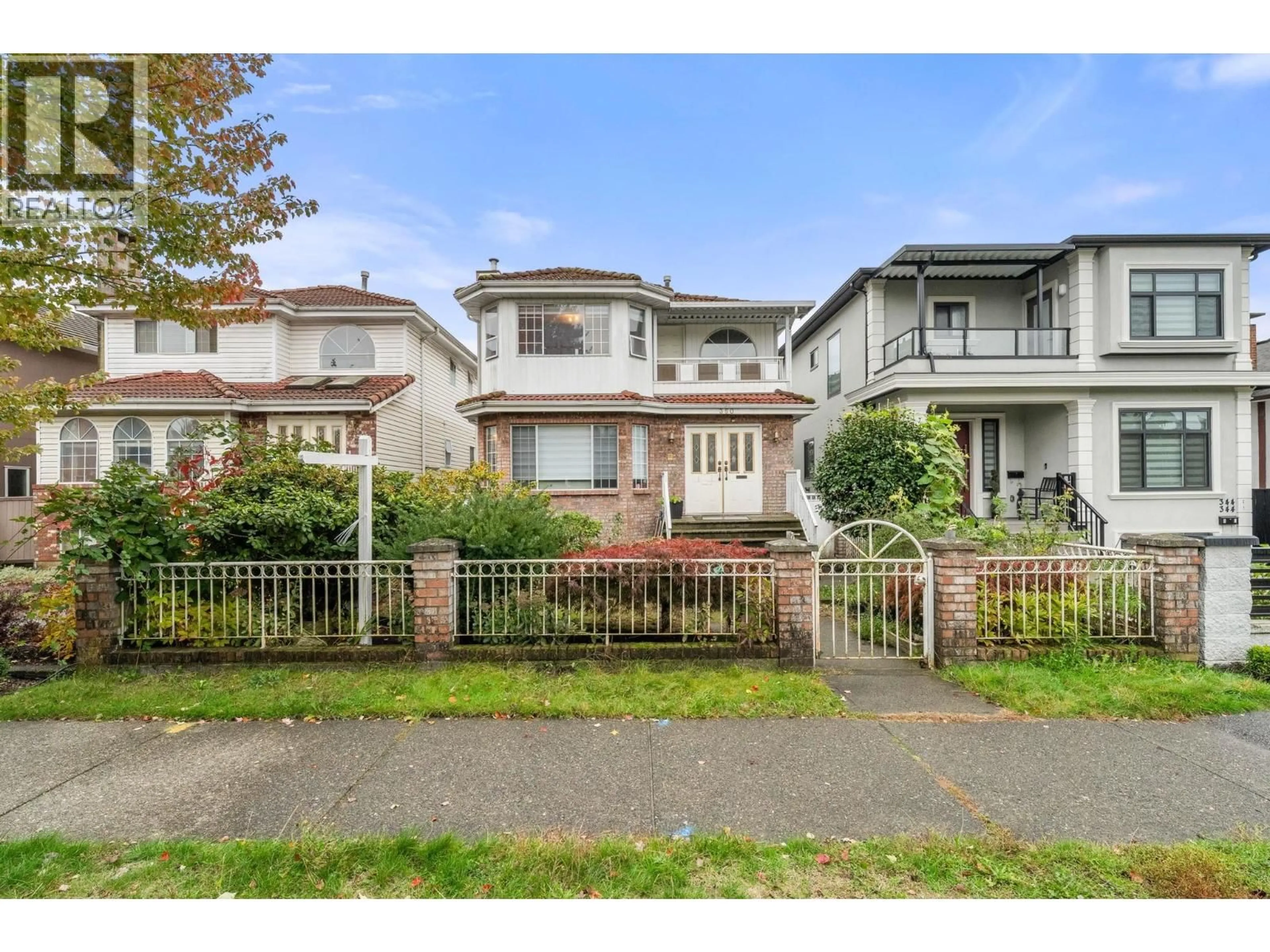 A pic from outside/outdoor area/front of a property/back of a property/a pic from drone, street for 350 50TH AVENUE, Vancouver British Columbia V5X1A8