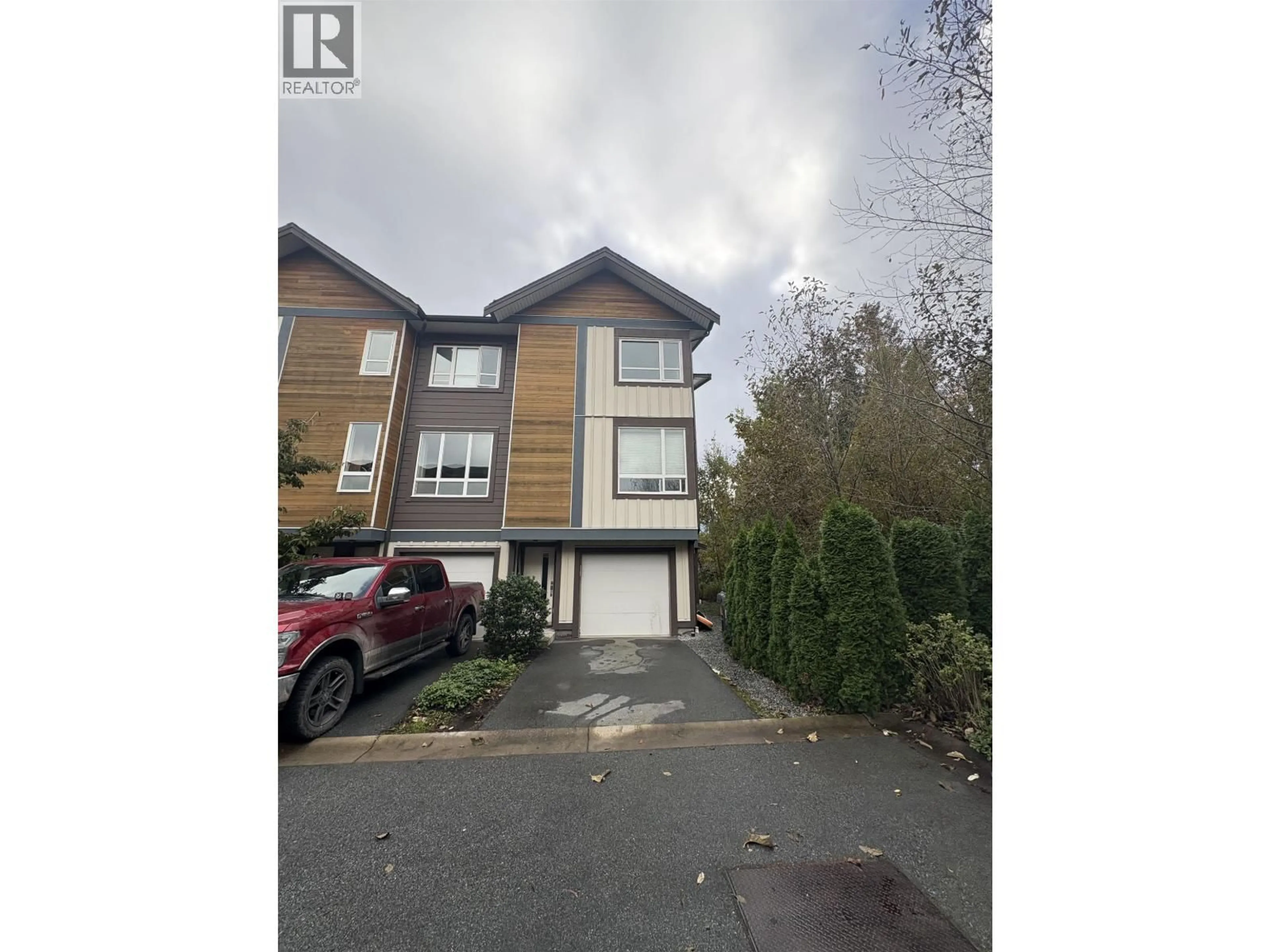 A pic from outside/outdoor area/front of a property/back of a property/a pic from drone, street for 19 - 1188 WILSON CRESCENT, Squamish British Columbia V8B0B4