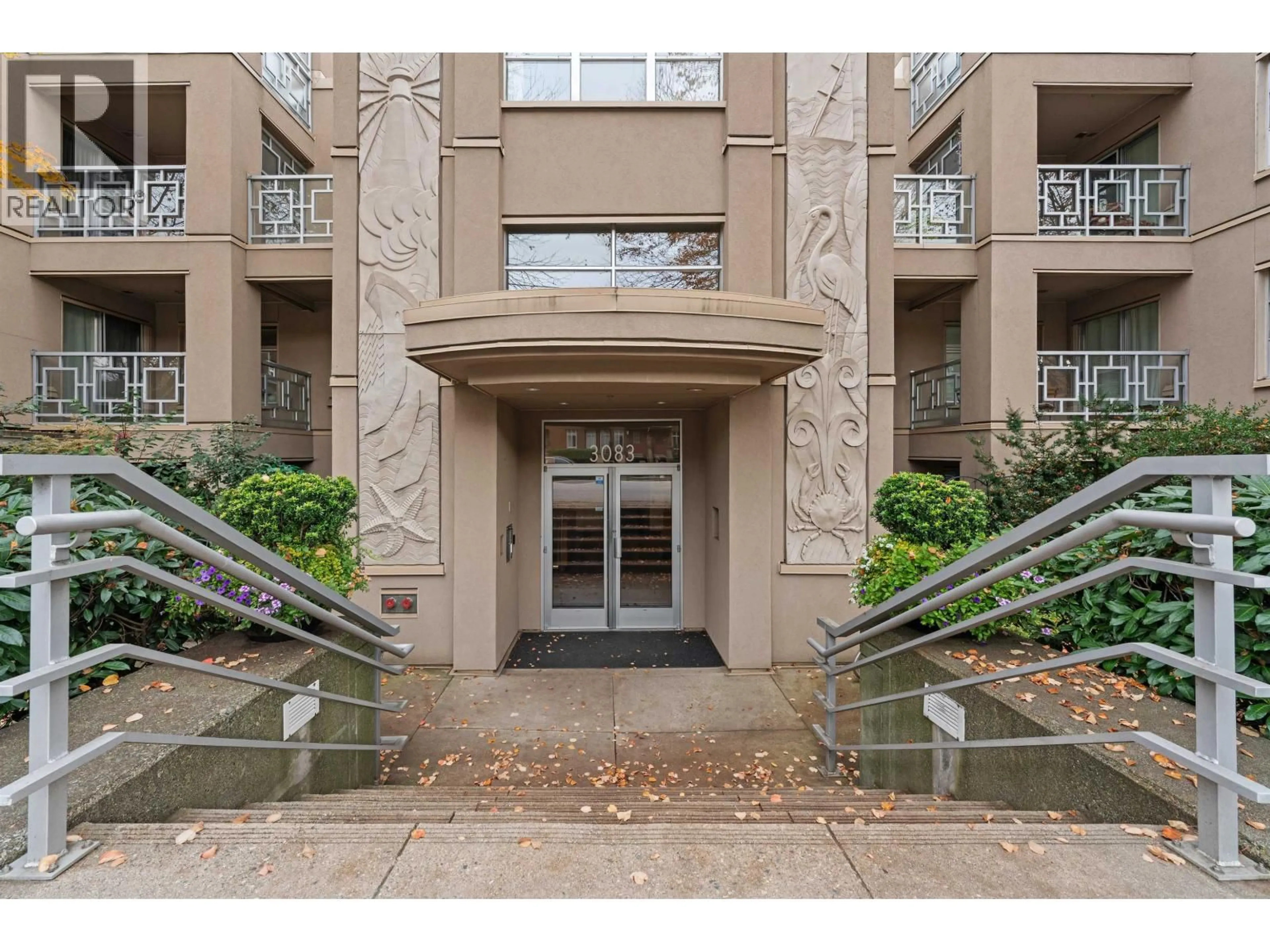 Indoor foyer for 102 - 3083 4TH AVENUE, Vancouver British Columbia V6K1R5