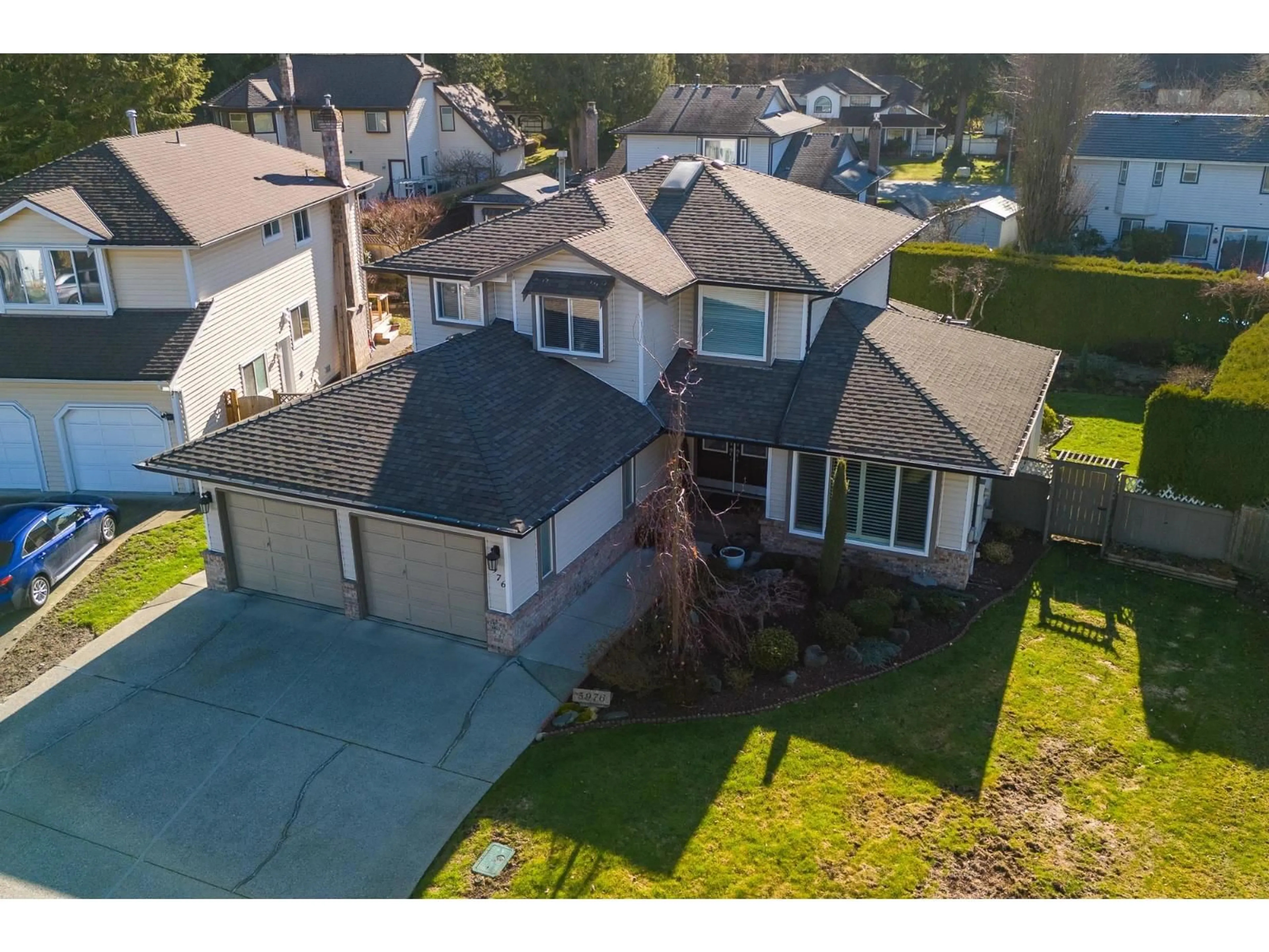 A pic from outside/outdoor area/front of a property/back of a property/a pic from drone, street for 5976 SOUTHPARK, Surrey British Columbia V3X2B9