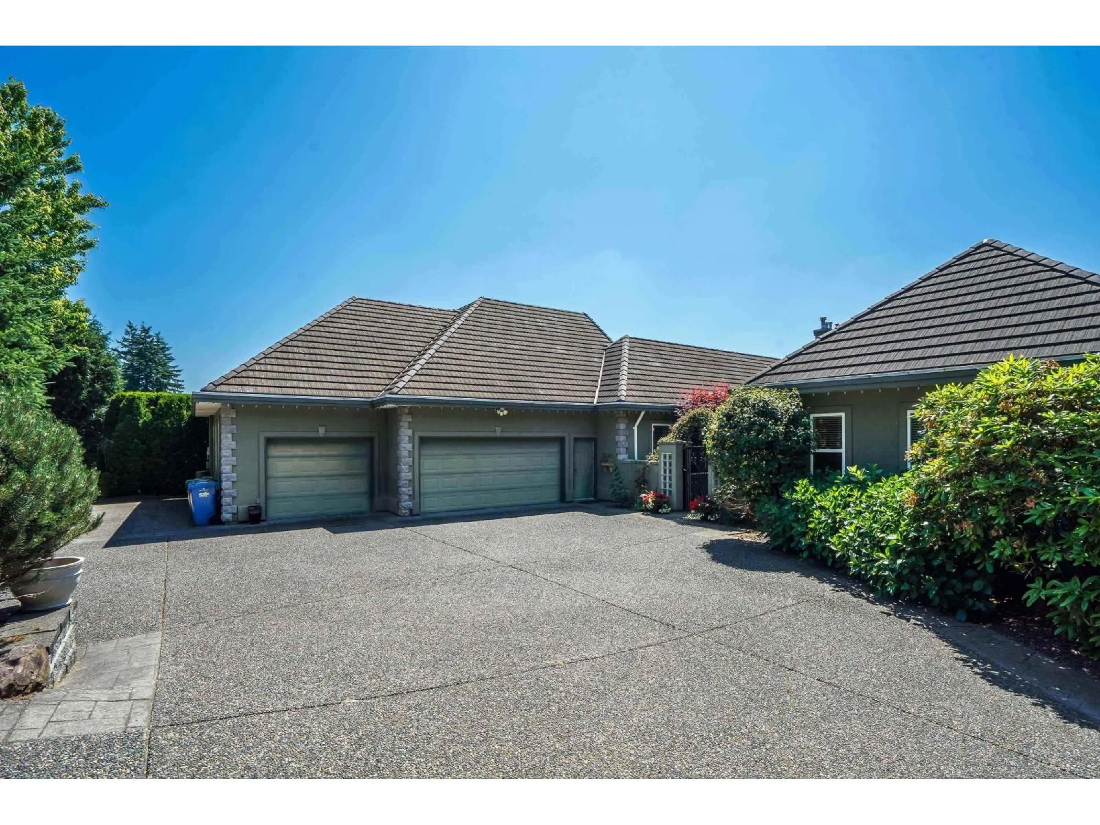 A pic from outside/outdoor area/front of a property/back of a property/a pic from drone, street for 34980 SKYLINE, Abbotsford British Columbia V2S5C5
