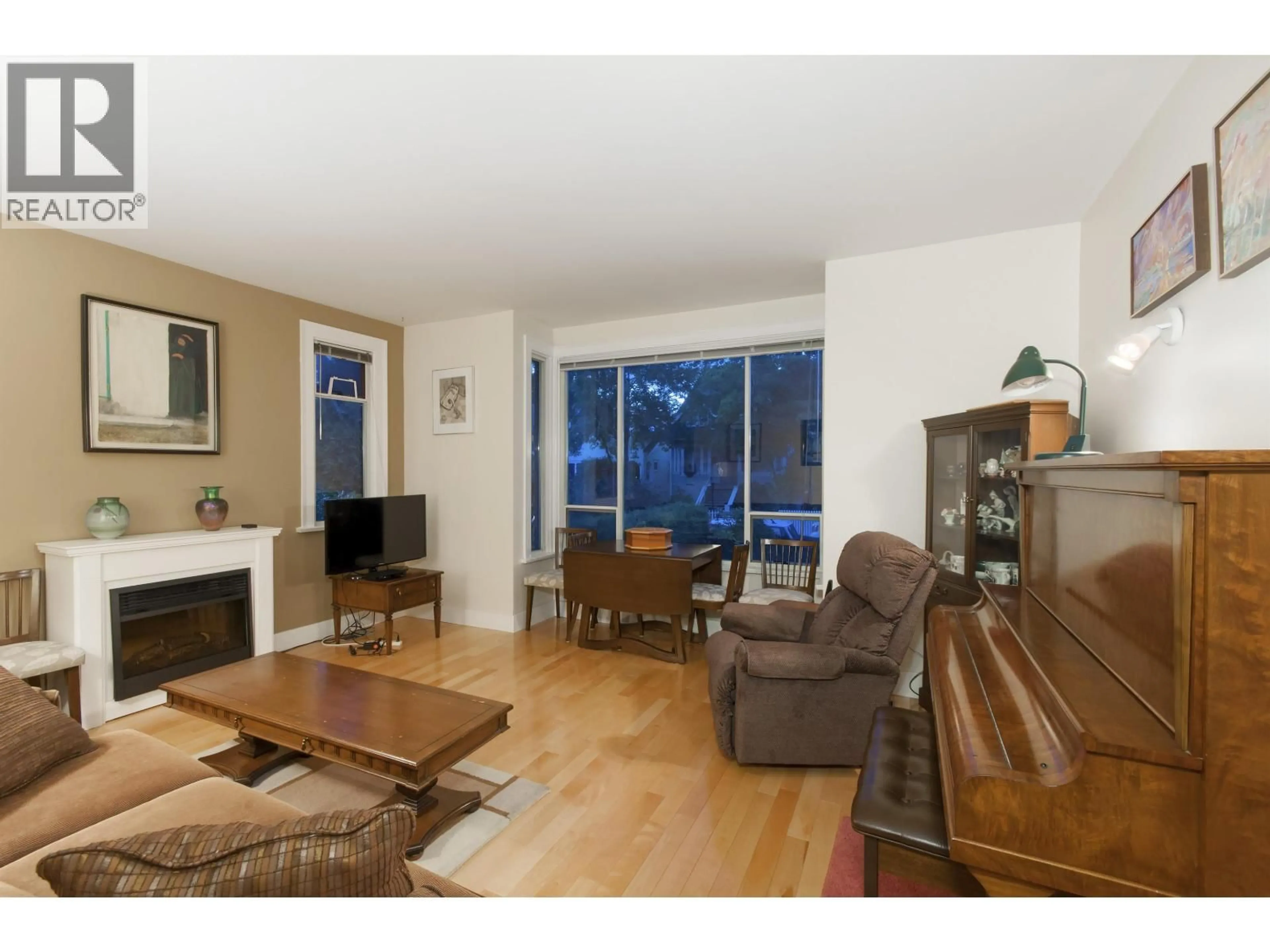 Living room with furniture, wood/laminate floor for 3316 3RD AVENUE, Vancouver British Columbia V6R1L4