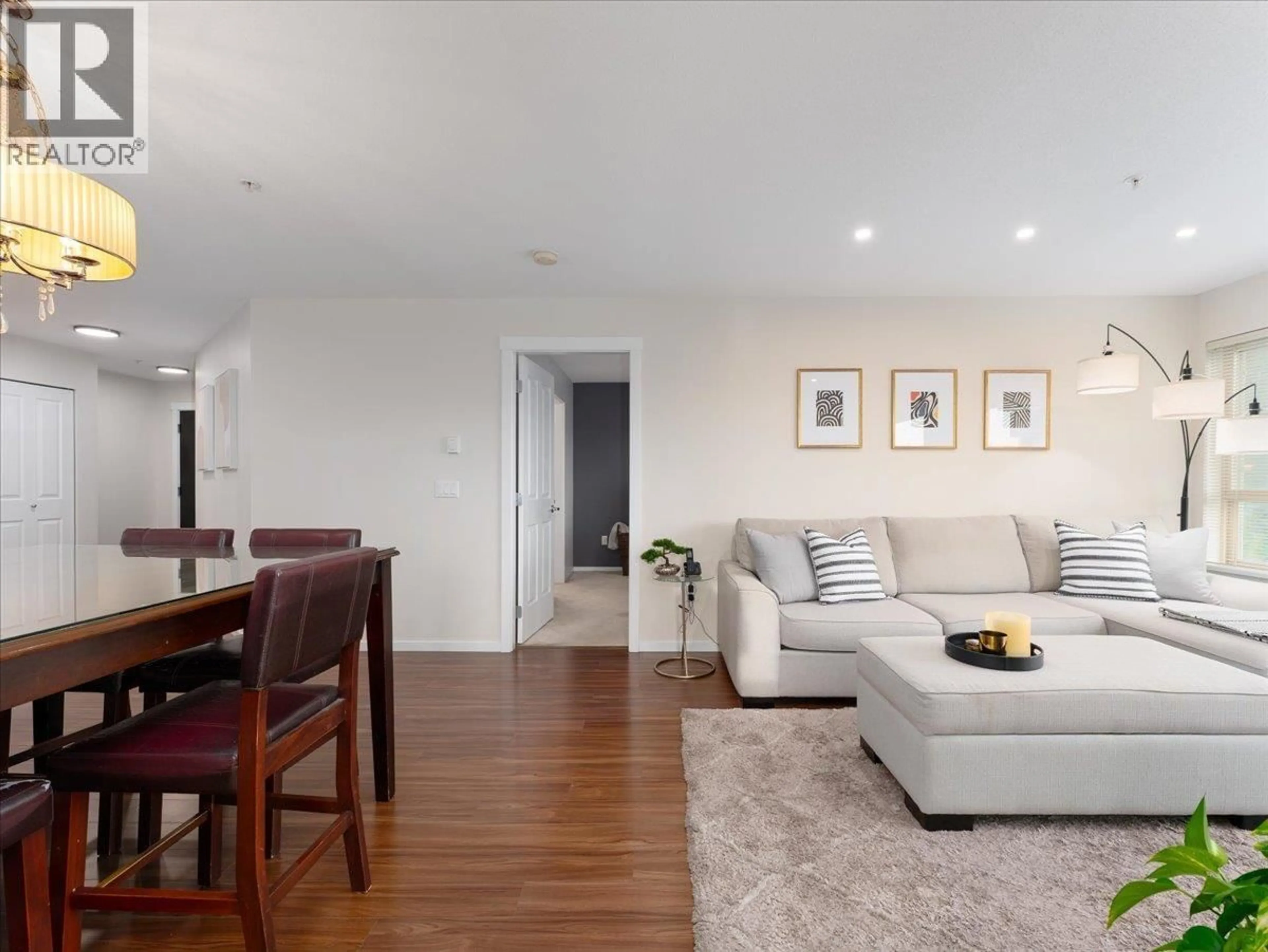 Living room with furniture, wood/laminate floor for 315 - 3178 DAYANEE SPRINGS BOULEVARD, Coquitlam British Columbia V3E0B9