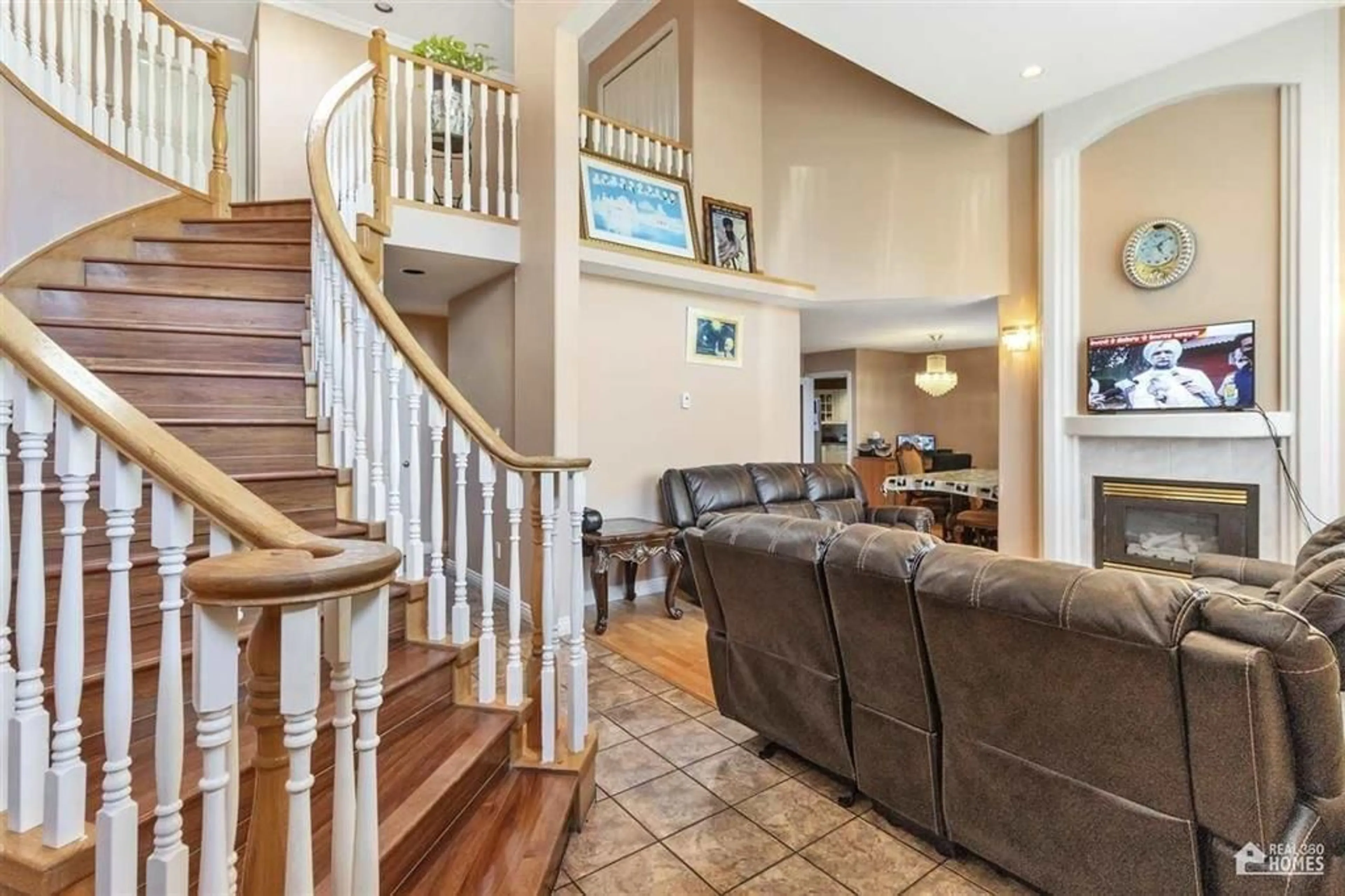 Indoor foyer for 13107 74 AVENUE, Surrey British Columbia V3W1C3