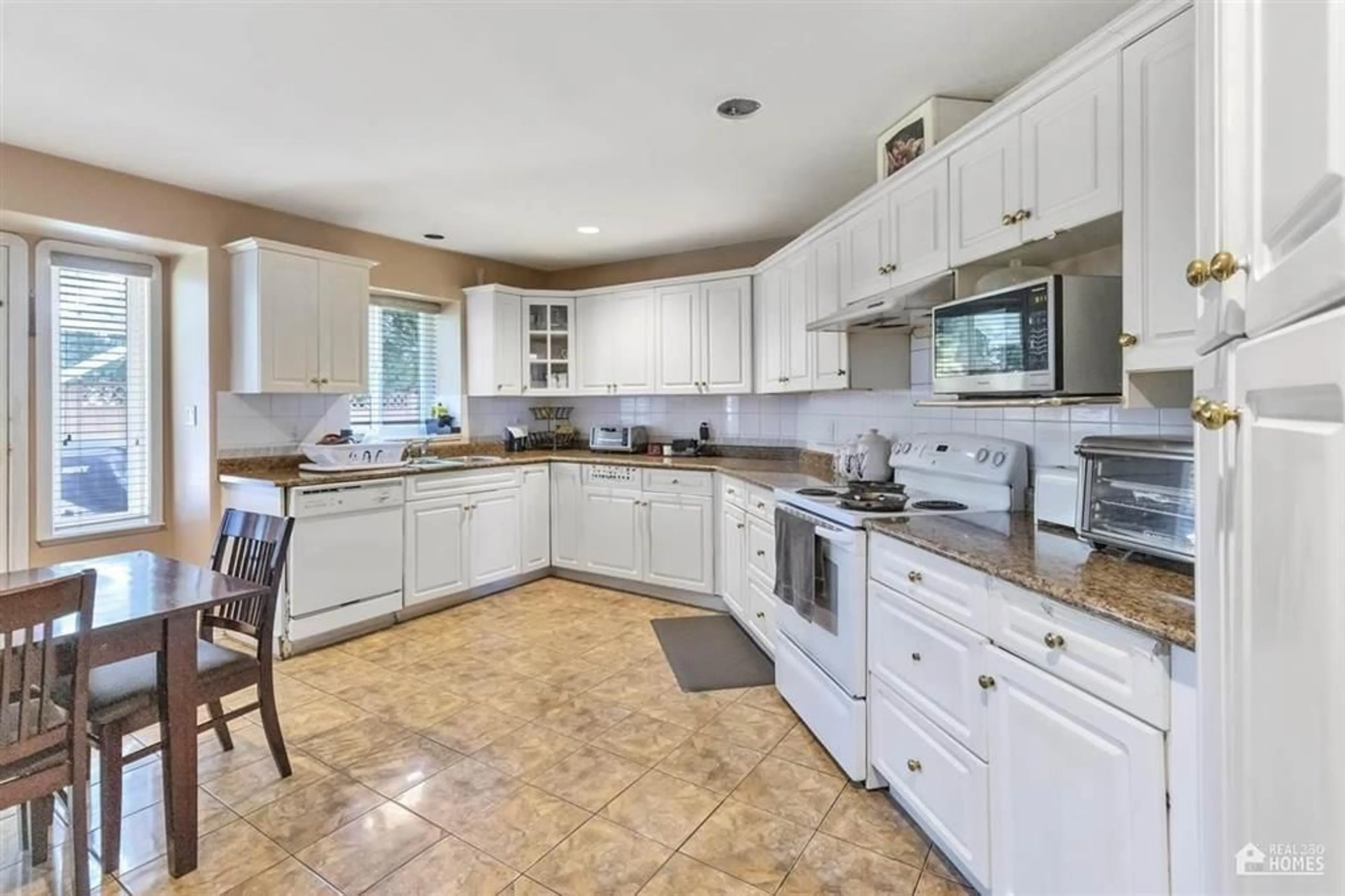 Open concept kitchen, ceramic/tile floor for 13107 74 AVENUE, Surrey British Columbia V3W1C3