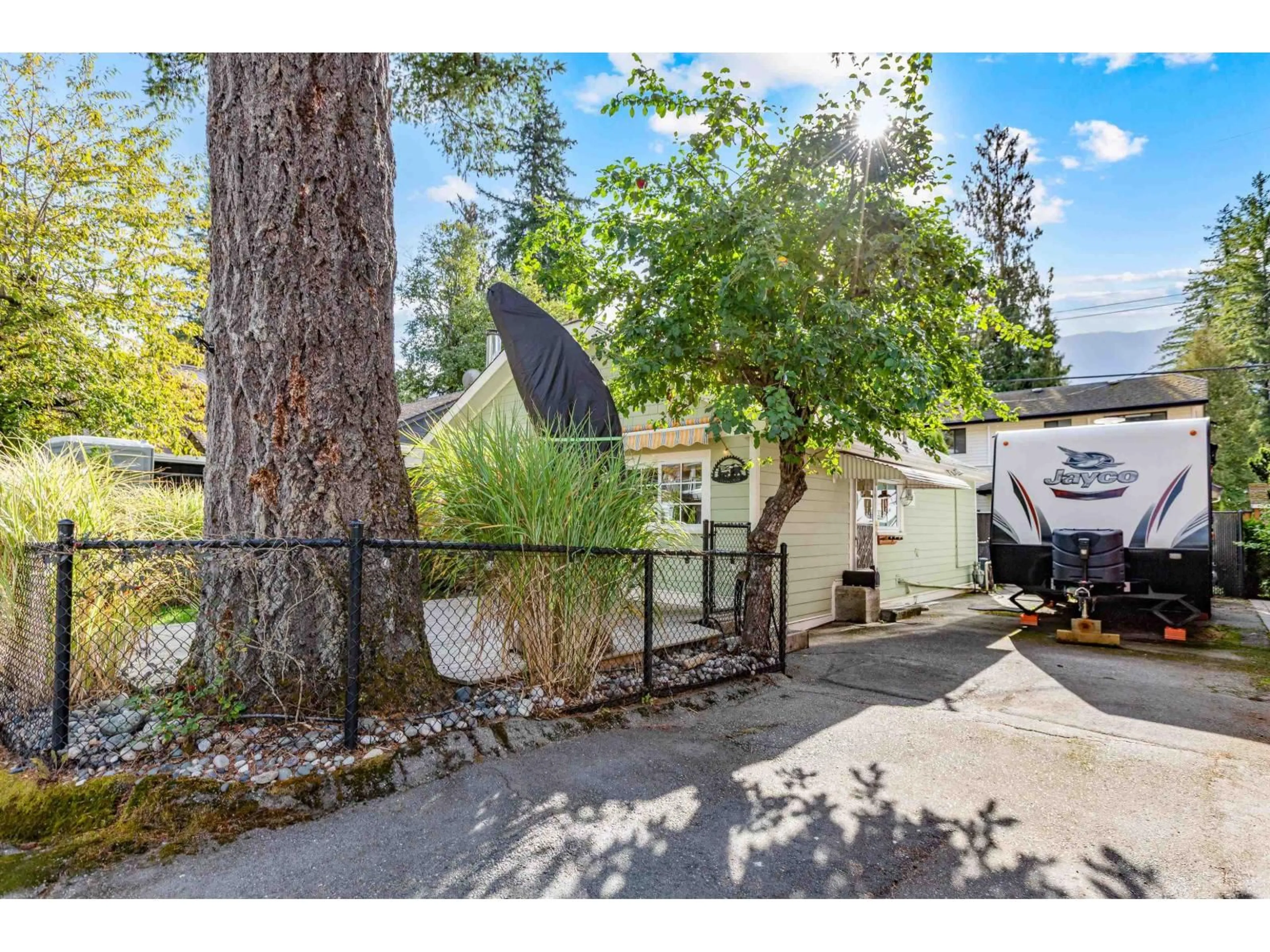 A pic from outside/outdoor area/front of a property/back of a property/a pic from drone, street for 279 FIR STREET, Chilliwack British Columbia V2R4Y5