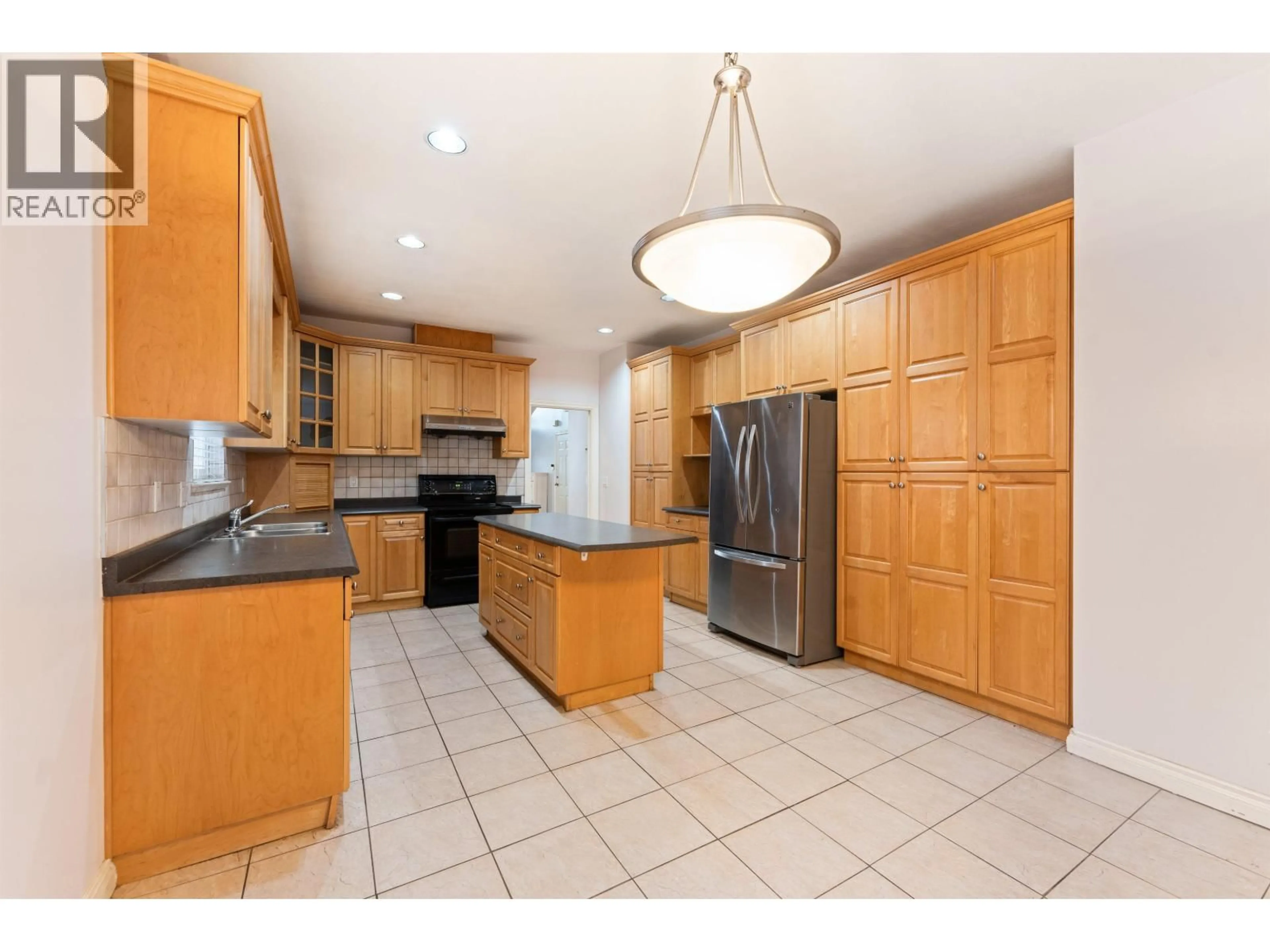 Open concept kitchen, ceramic/tile floor for 7573 17TH AVENUE, Burnaby British Columbia V3N1L6