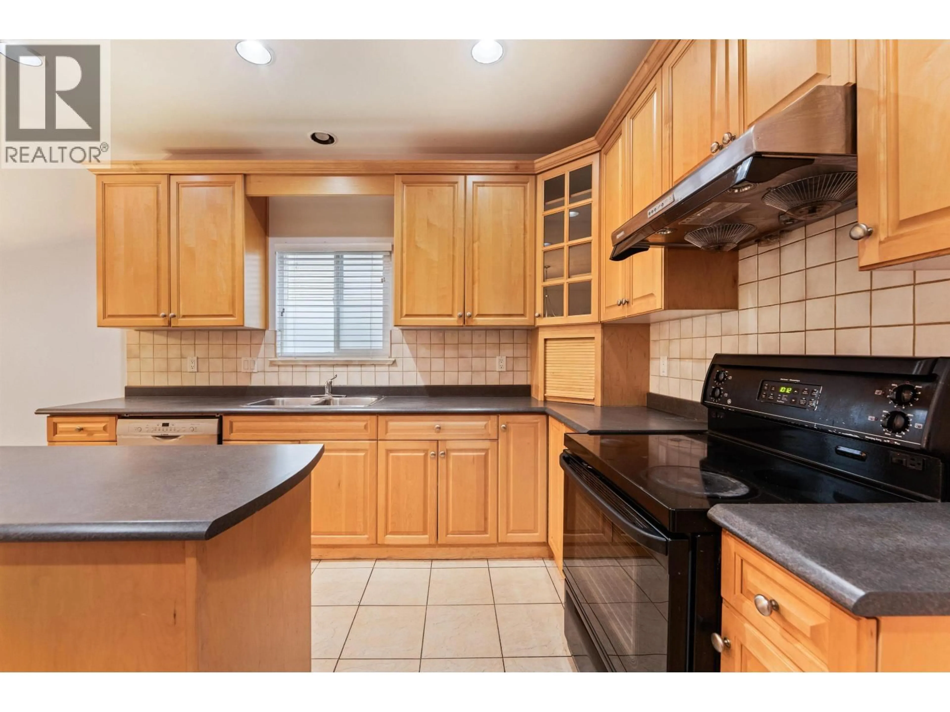 Standard kitchen, ceramic/tile floor for 7573 17TH AVENUE, Burnaby British Columbia V3N1L6