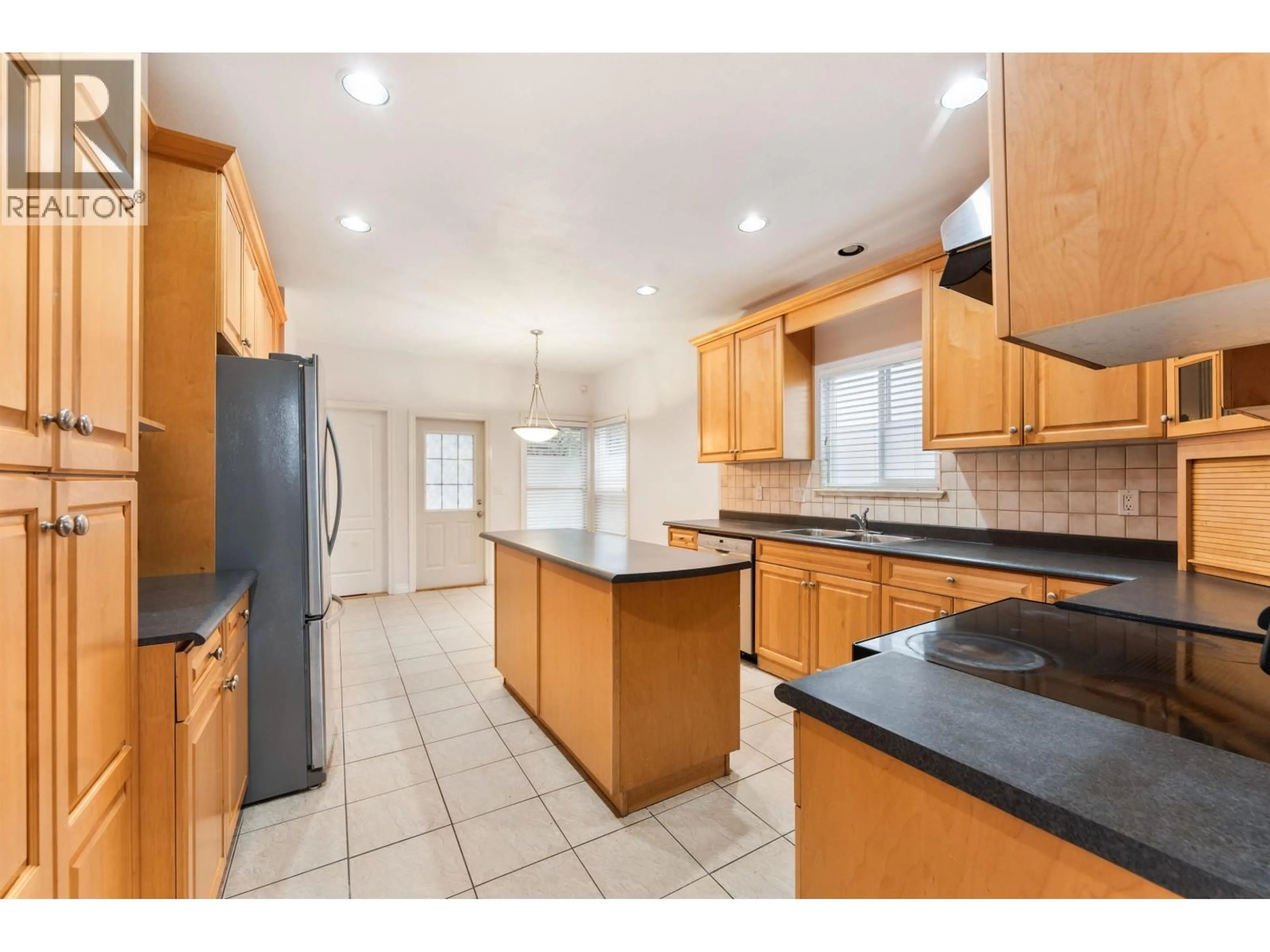 Open concept kitchen, ceramic/tile floor for 7573 17TH AVENUE, Burnaby British Columbia V3N1L6
