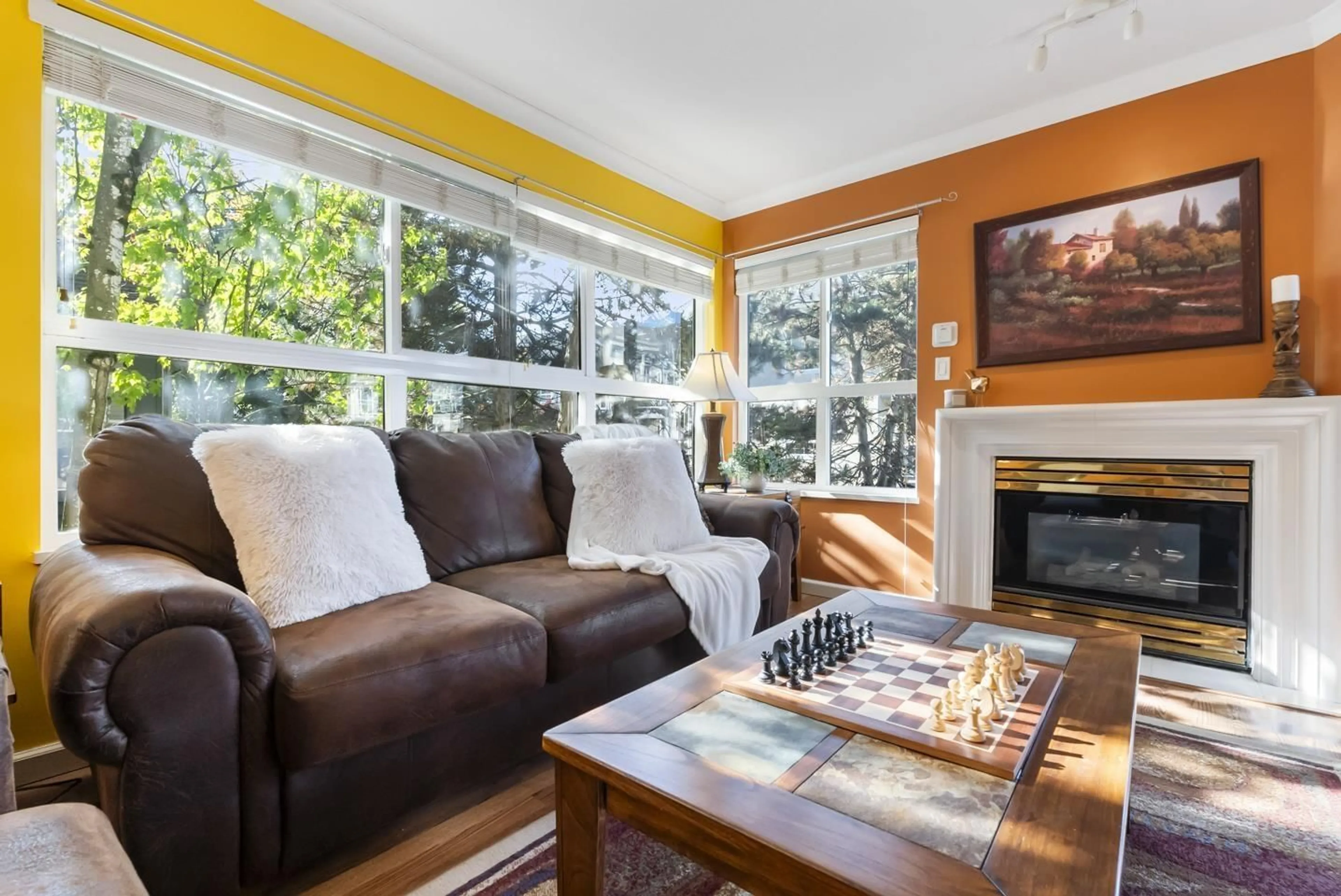 Living room with furniture, unknown for 313 - 8139 121A, Surrey British Columbia V3W0Z2