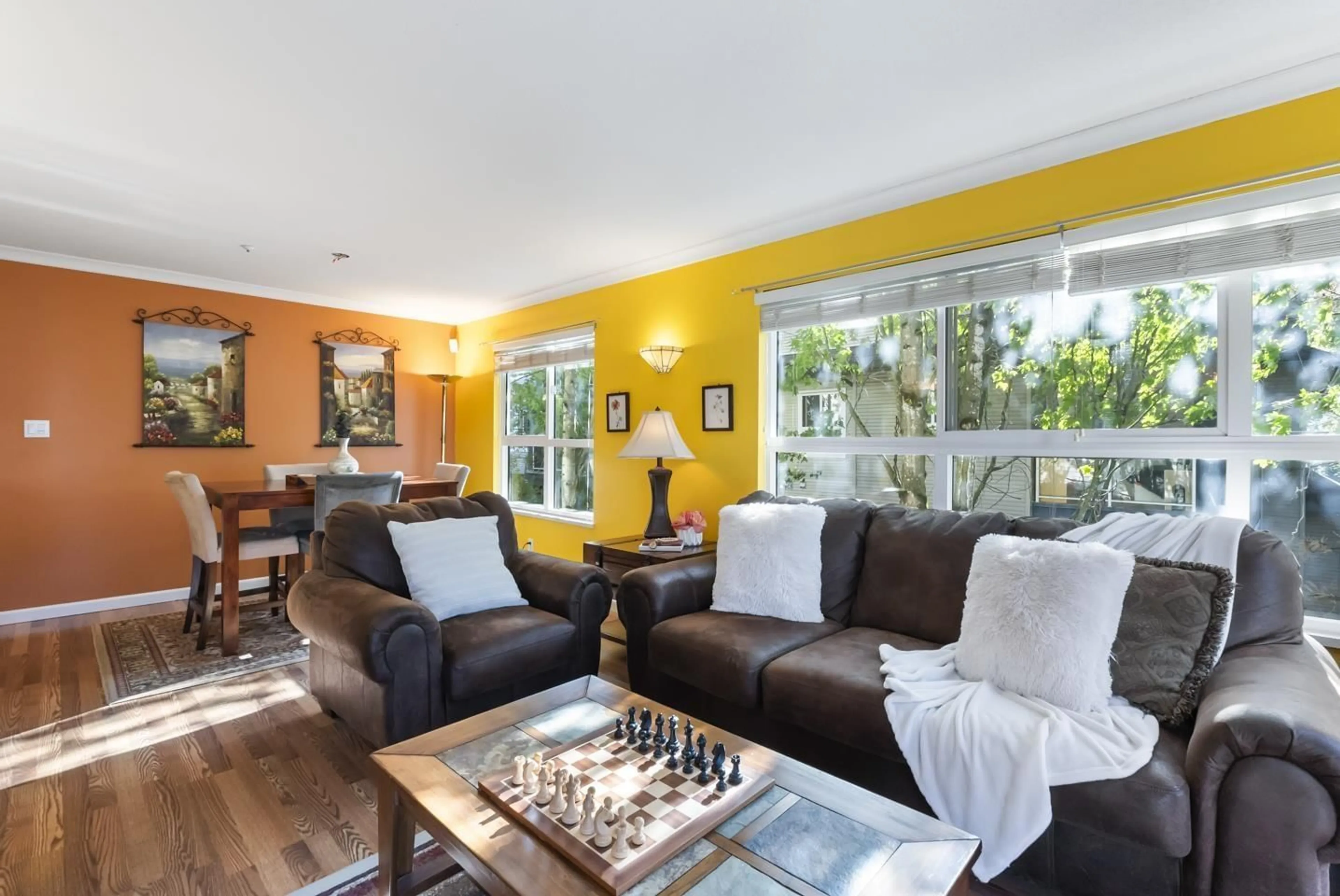 Living room with furniture, unknown for 313 - 8139 121A, Surrey British Columbia V3W0Z2
