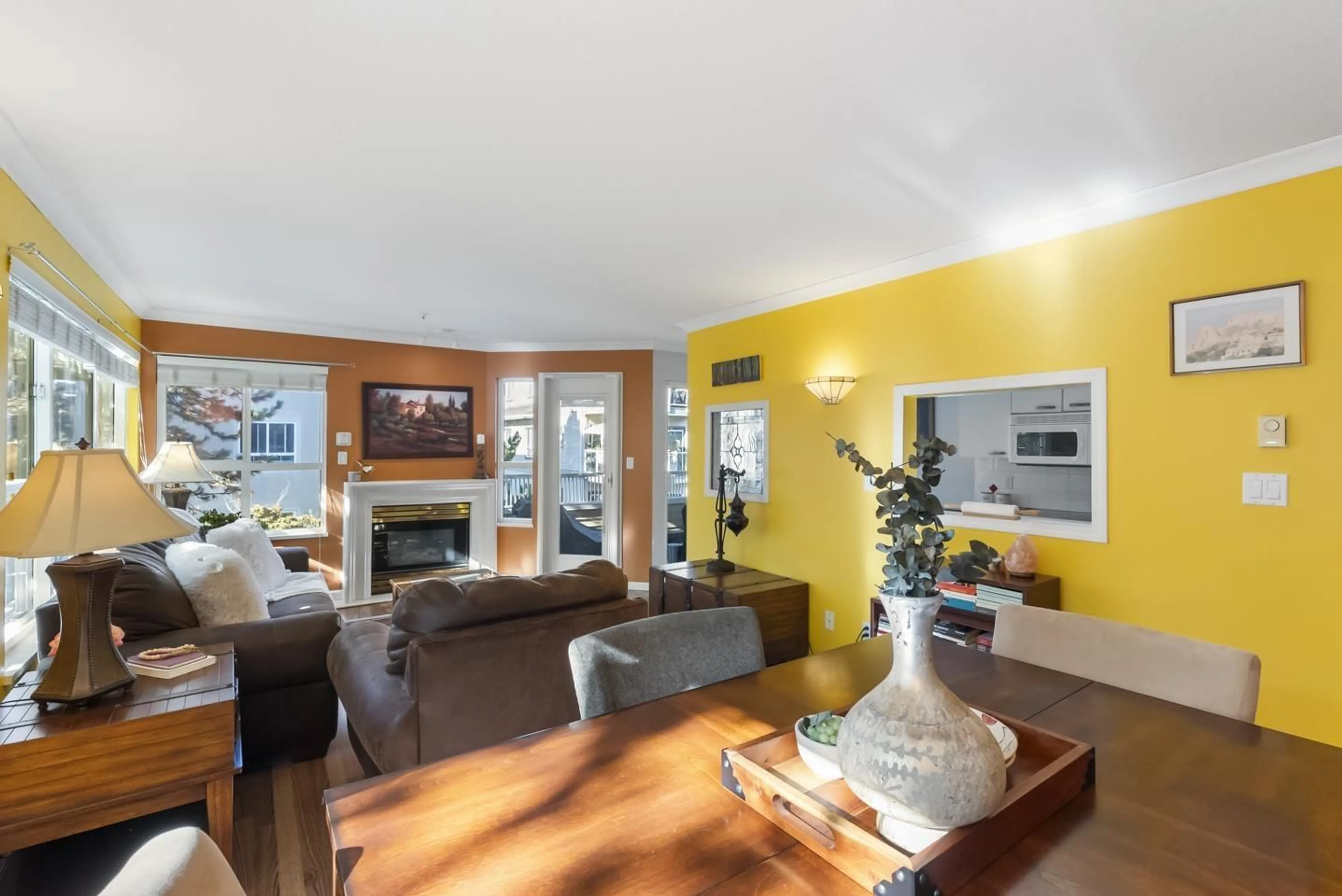 Living room with furniture, wood/laminate floor for 313 - 8139 121A, Surrey British Columbia V3W0Z2