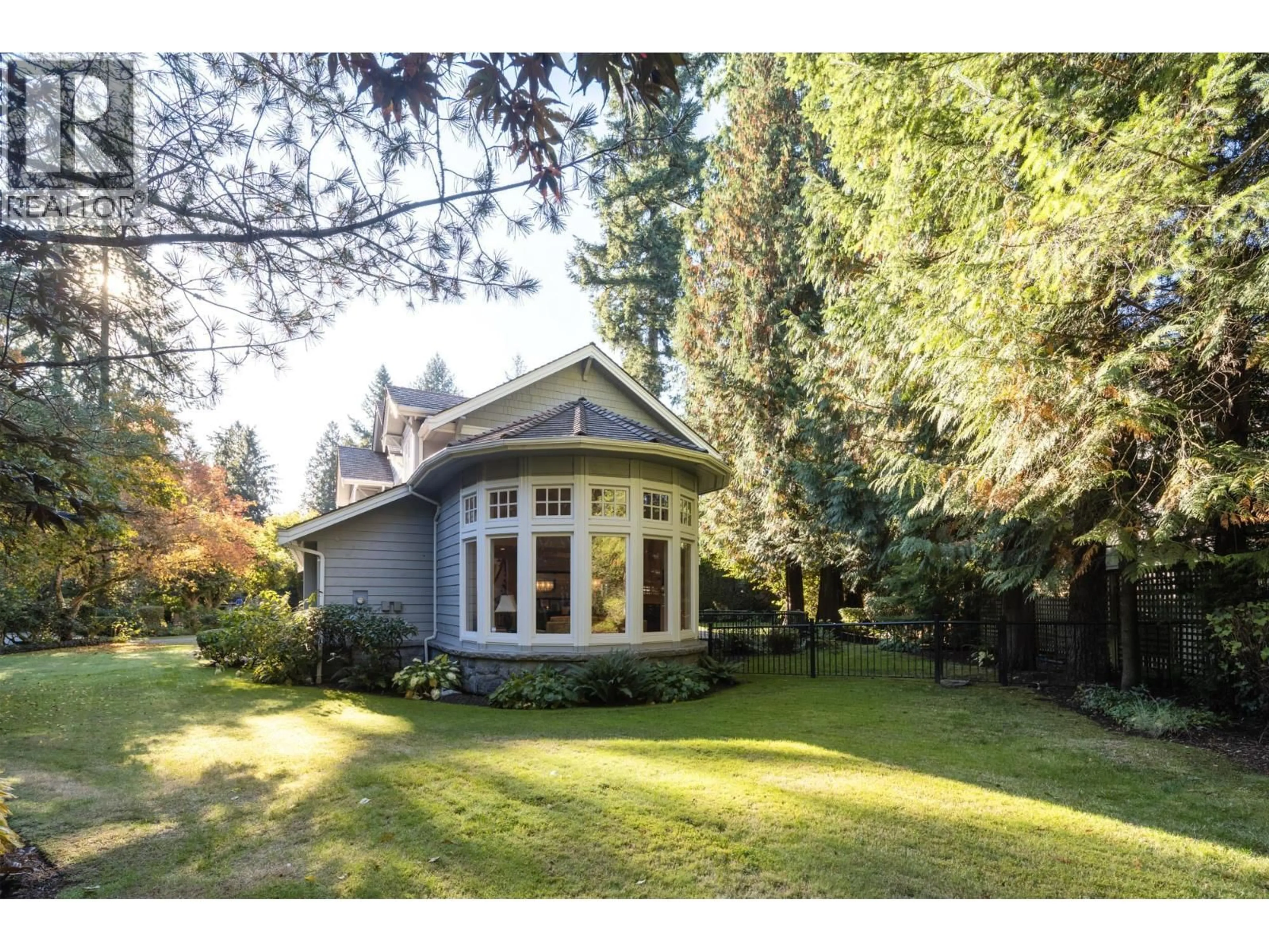 A pic from outside/outdoor area/front of a property/back of a property/a pic from drone, unknown for 448 GORDON AVENUE, West Vancouver British Columbia V7T1P3