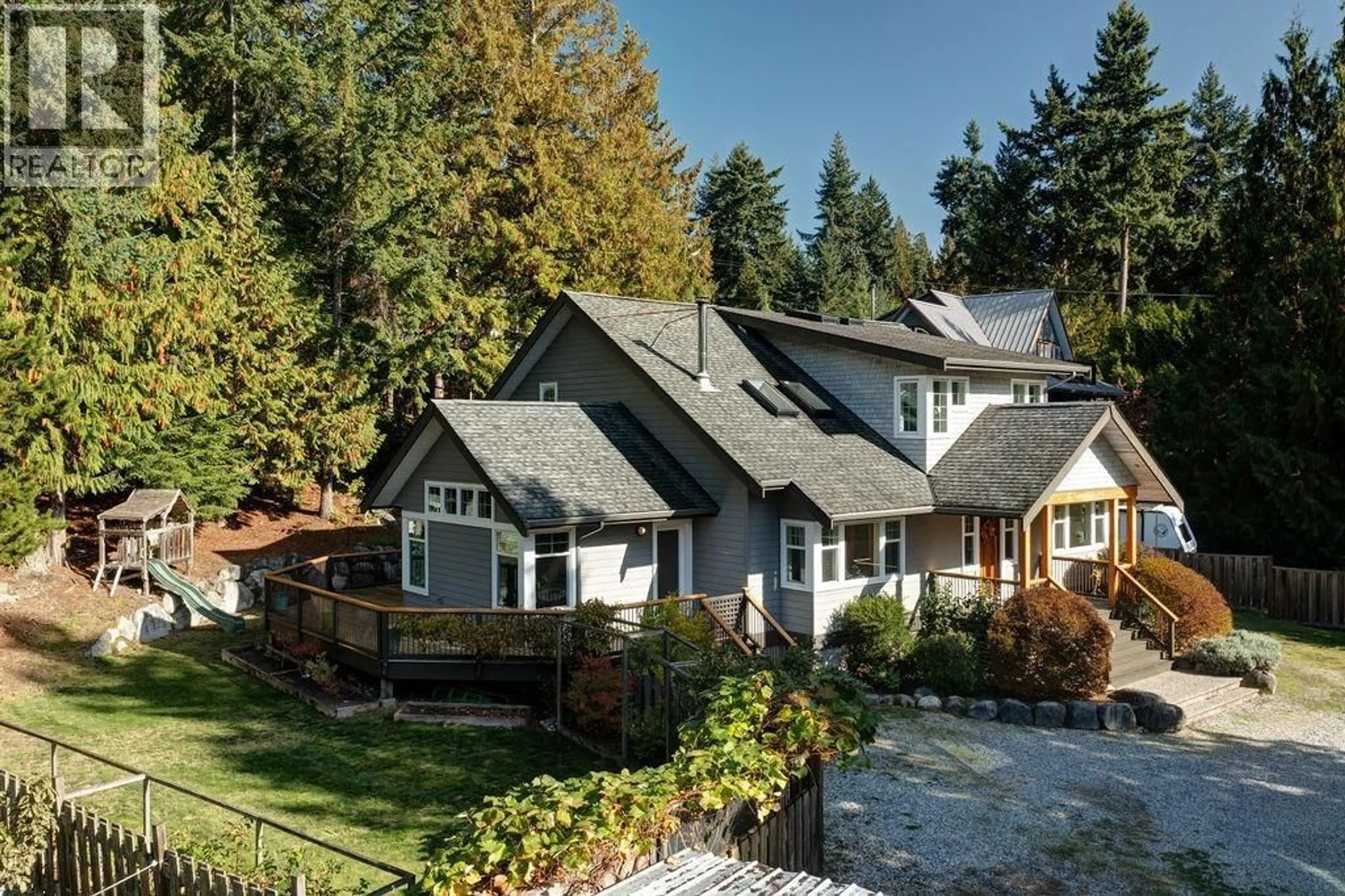 A pic from outside/outdoor area/front of a property/back of a property/a pic from drone, unknown for 8116 SOUTHWOOD ROAD, Halfmoon Bay British Columbia V7Z1A7