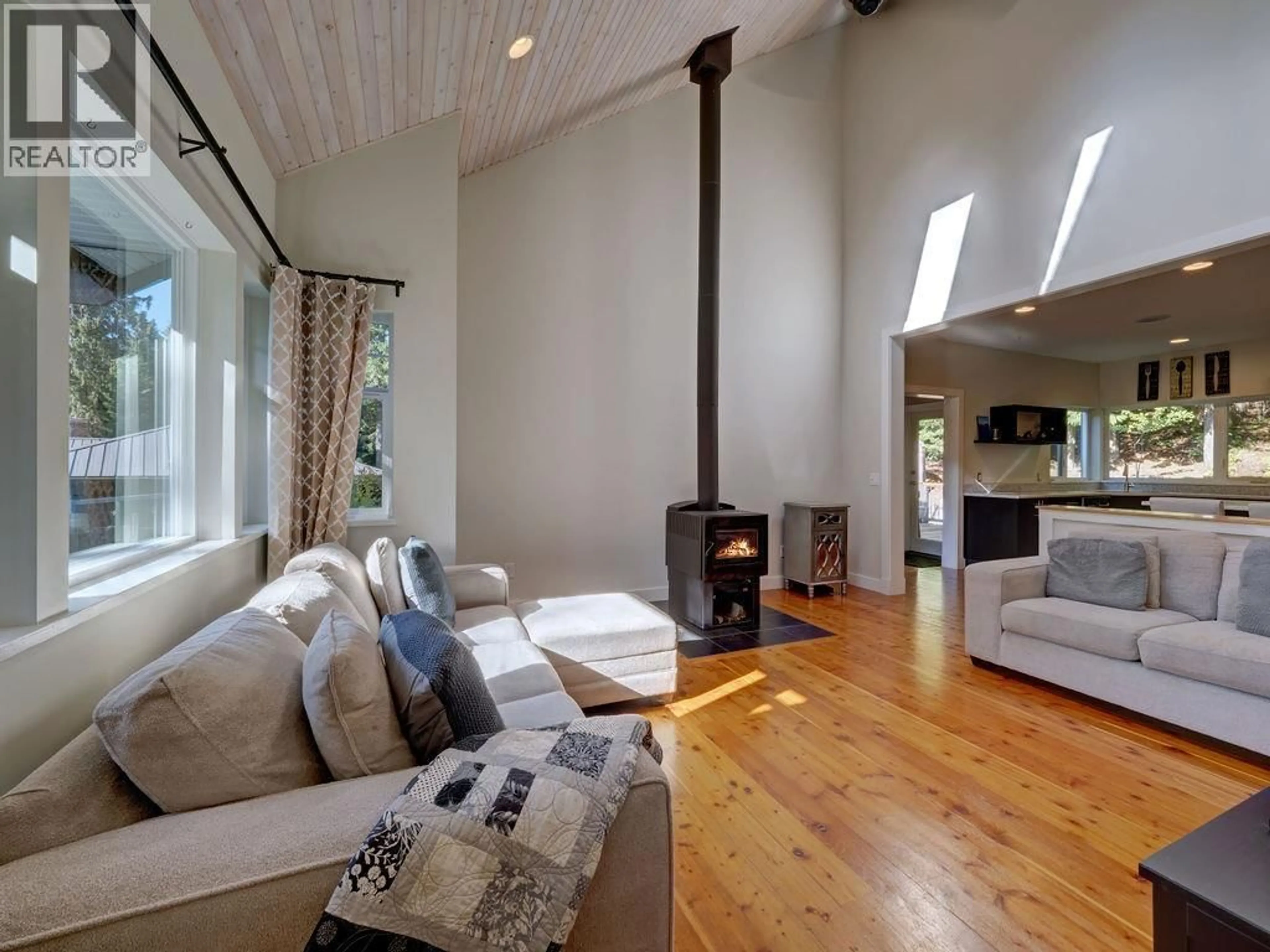 Living room with furniture, wood/laminate floor for 8116 SOUTHWOOD ROAD, Halfmoon Bay British Columbia V7Z1A7
