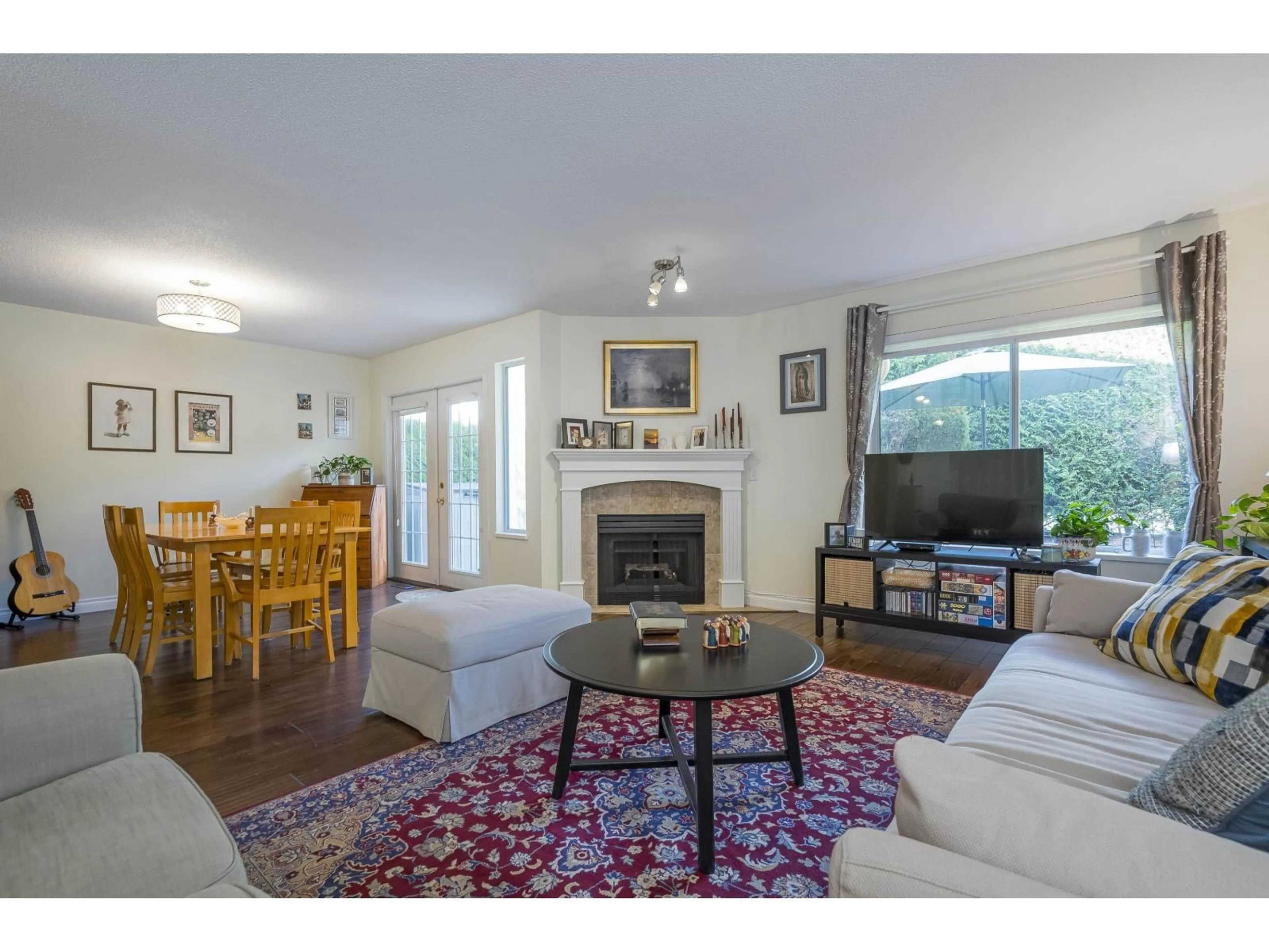 Living room with furniture, wood/laminate floor for 20 - 21928 48, Langley British Columbia V3A8H1