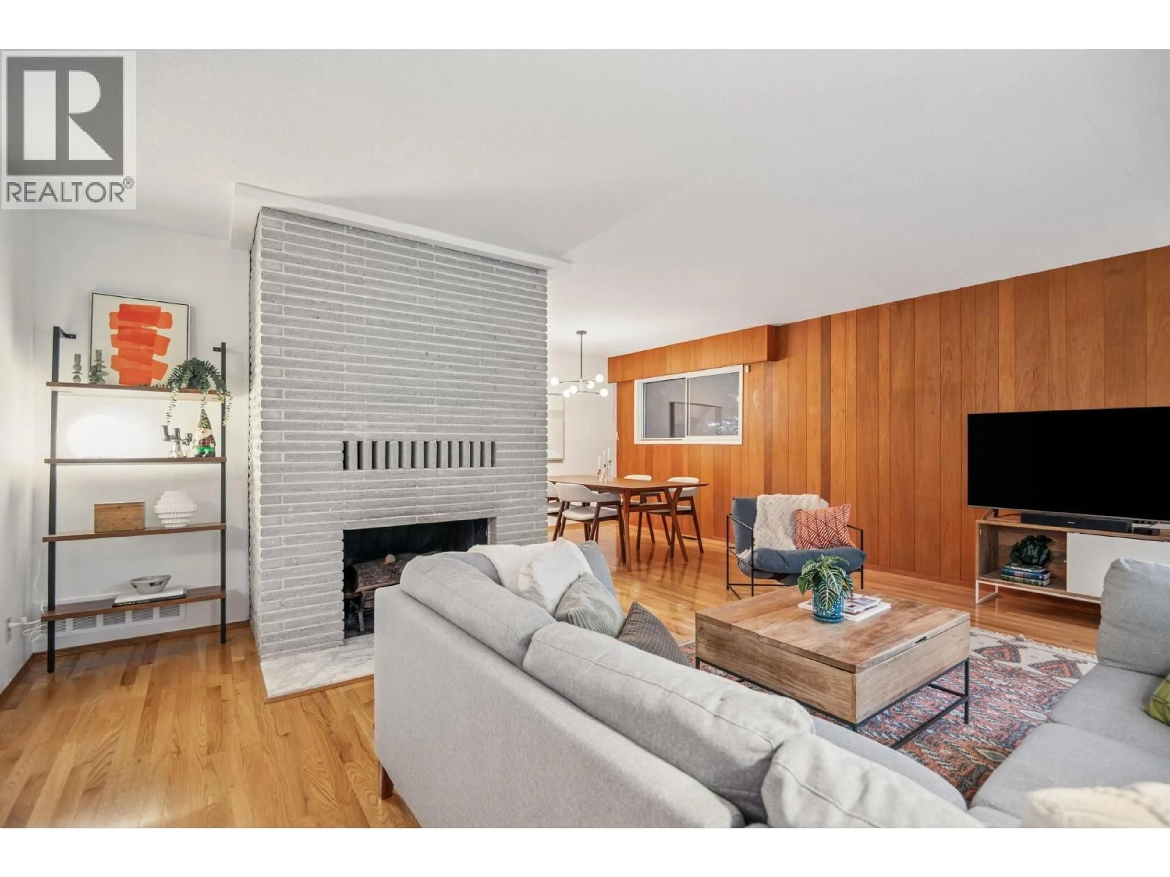 Living room with furniture, wood/laminate floor for 2174 HOSKINS ROAD, North Vancouver British Columbia V7J3A3