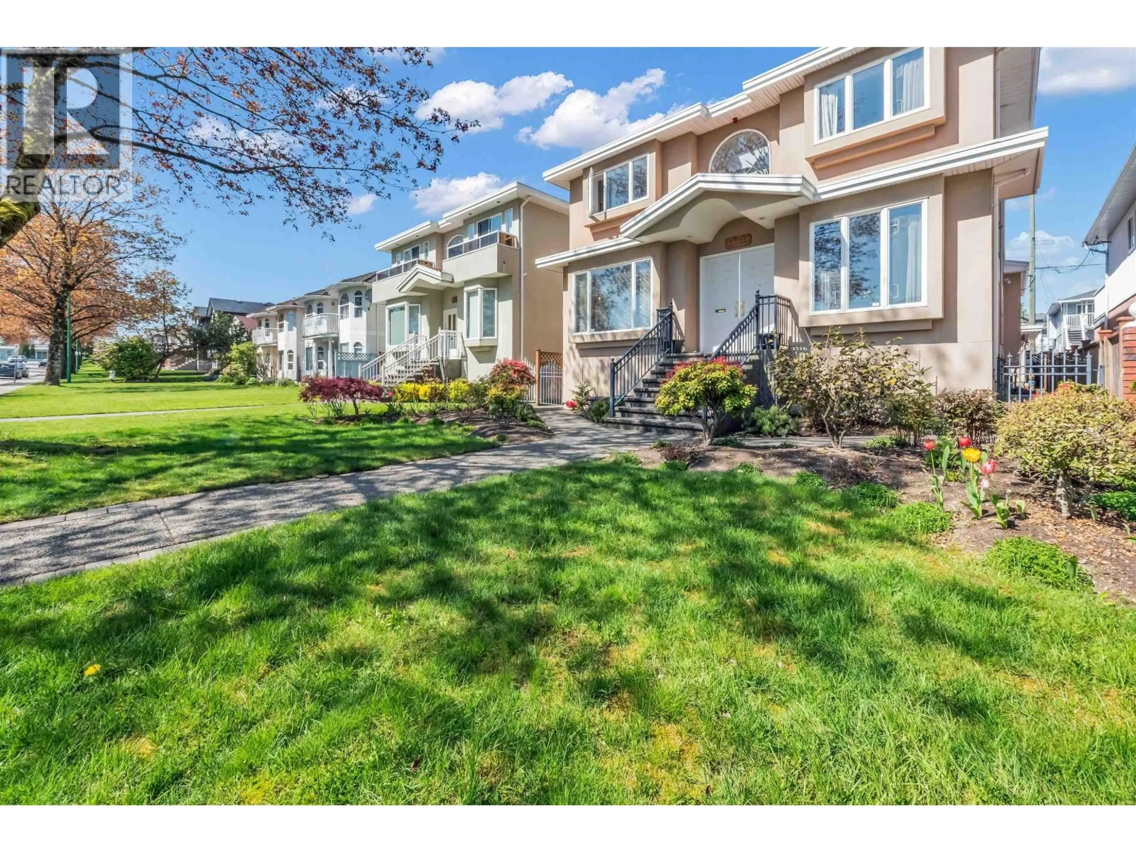 A pic from outside/outdoor area/front of a property/back of a property/a pic from drone, street for 3919 PINE STREET, Burnaby British Columbia V5G1Z3