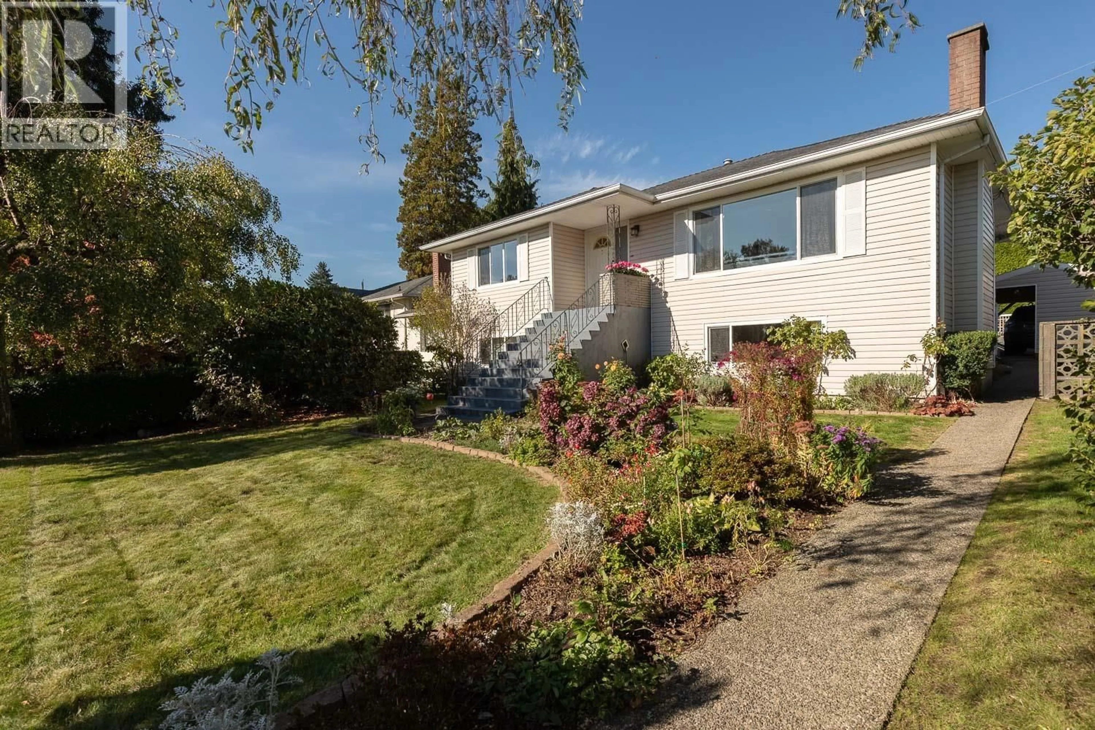 Home with vinyl exterior material, street for 6465 DAWSON STREET, Burnaby British Columbia V5B2W7