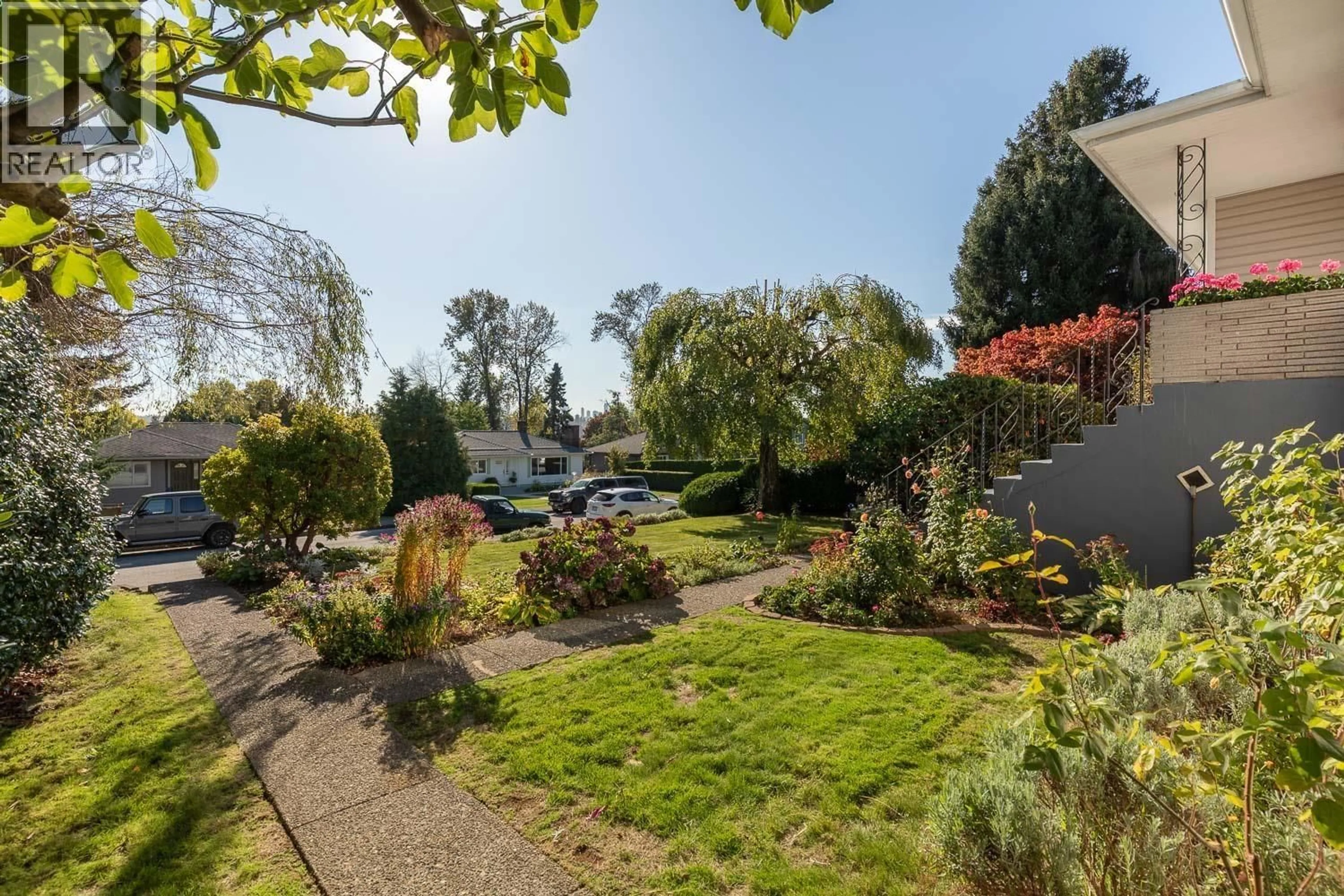 A pic from outside/outdoor area/front of a property/back of a property/a pic from drone, street for 6465 DAWSON STREET, Burnaby British Columbia V5B2W7