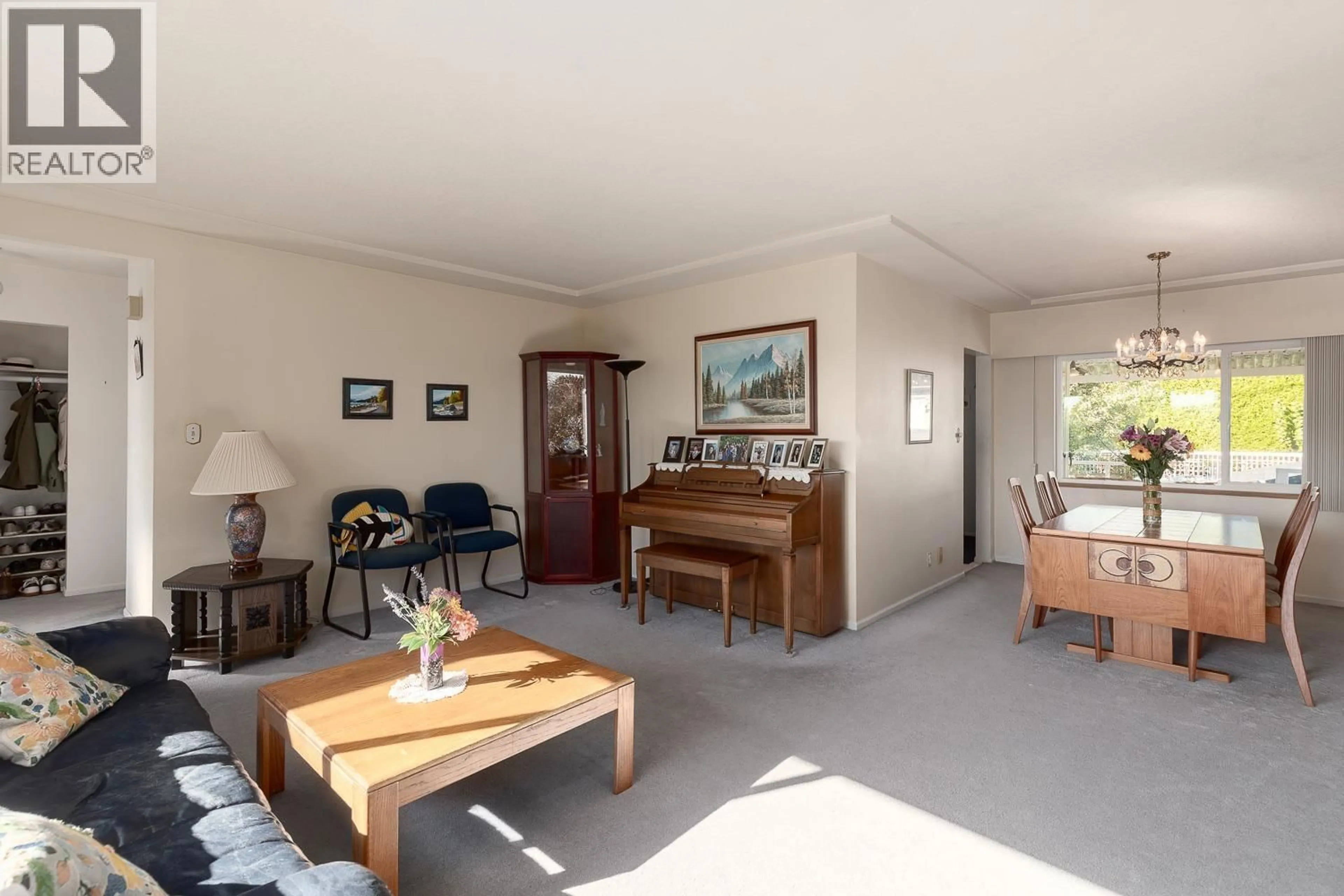 Living room with furniture, unknown for 6465 DAWSON STREET, Burnaby British Columbia V5B2W7